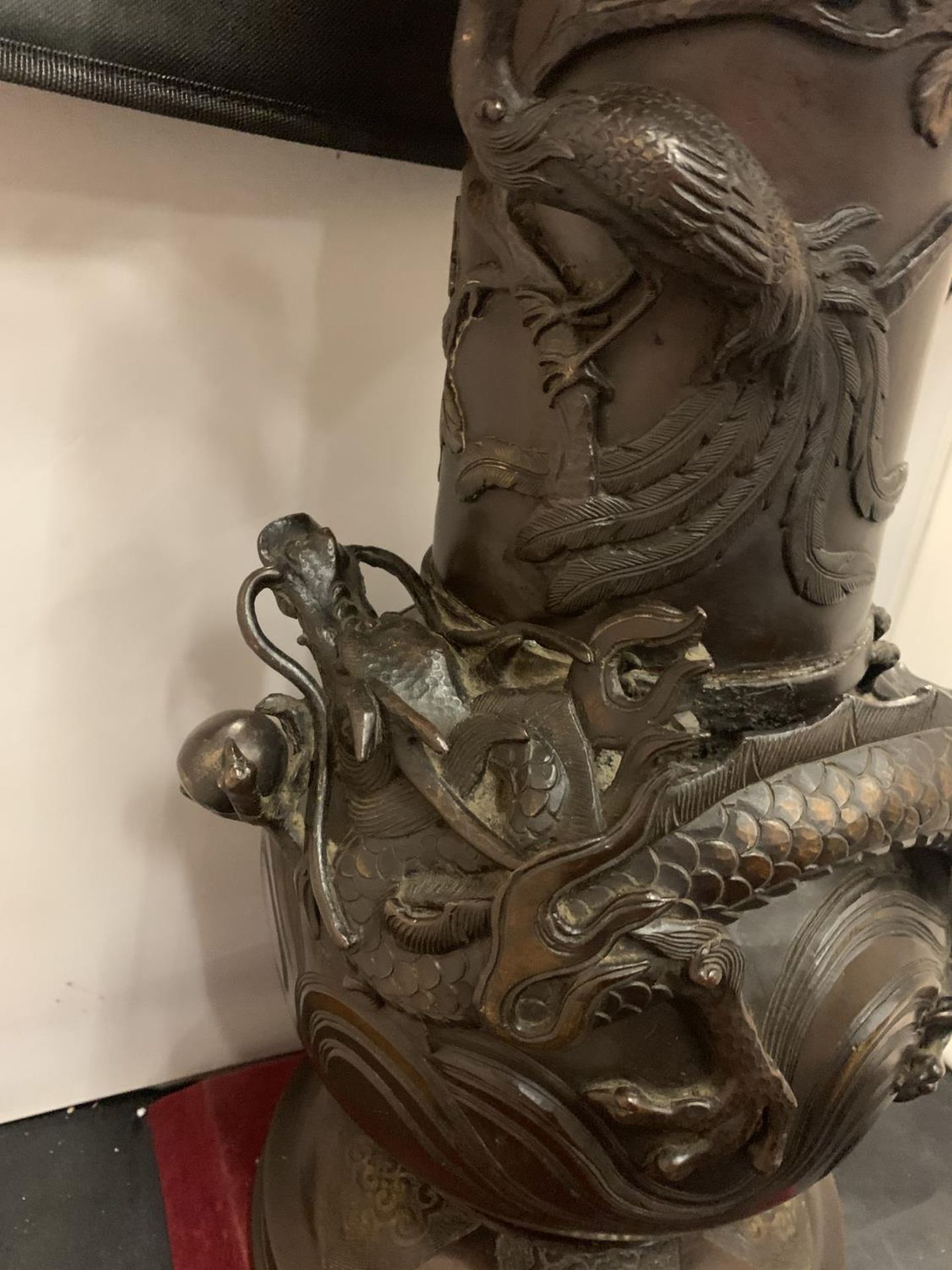 A LARGE DECORATIVE ORIENTAL BRONZE VASE EMBOSSED WITH DRAGON AND BIRD FIGURES - 56CM HIGH 28CM - Image 3 of 10