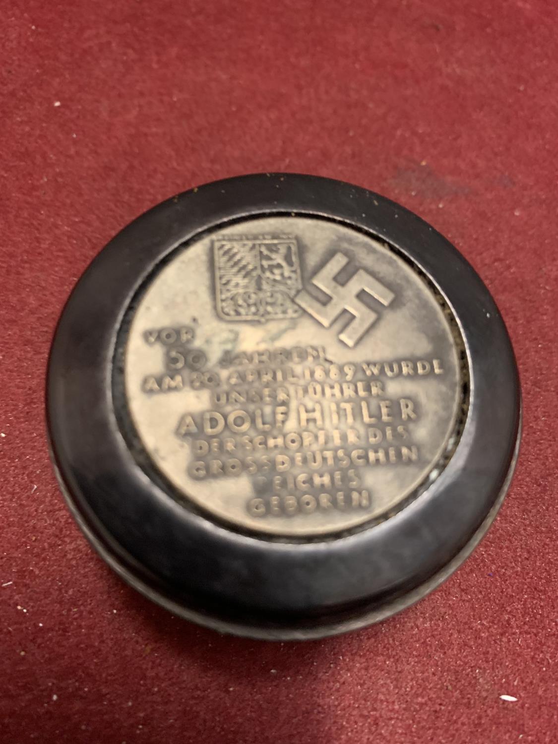 A GERMAN CIRCULAR SNUFF BOX - Image 4 of 4