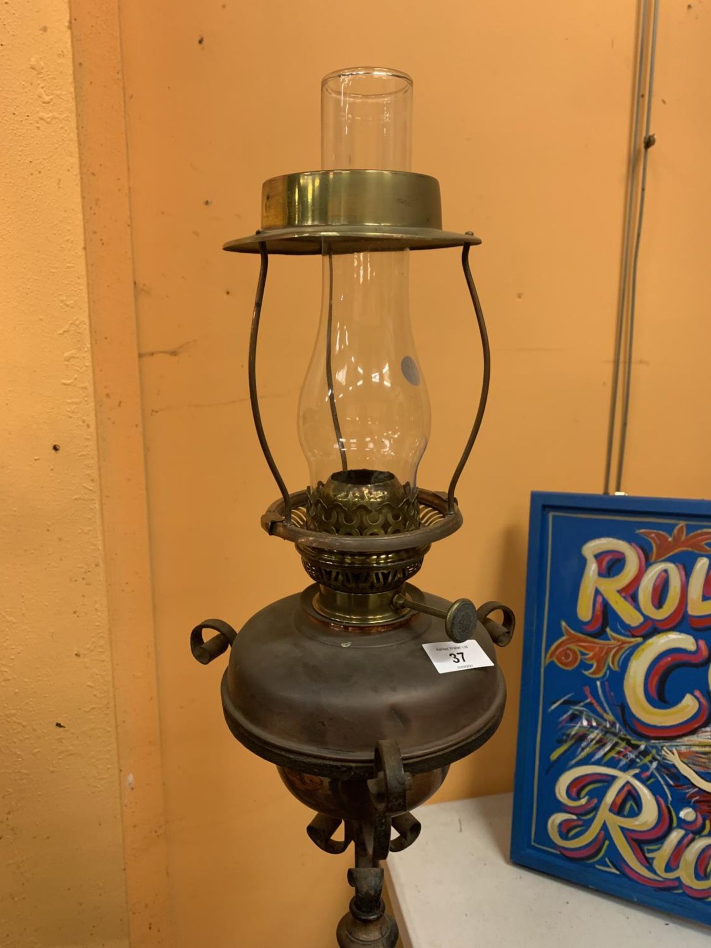 A VINTAGE OIL LAMP ON AN ADJUSTABLE METAL STAND - Image 5 of 6