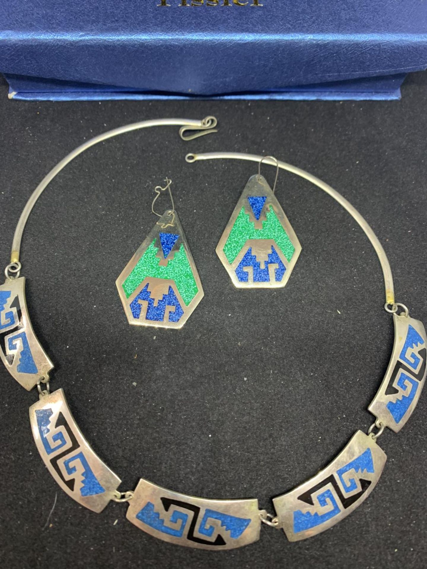 A SILVER NECKLACE AND EARRINGS SET IN AN AZTEC STYLE DESIGN WITH A PRESENTATION BOX