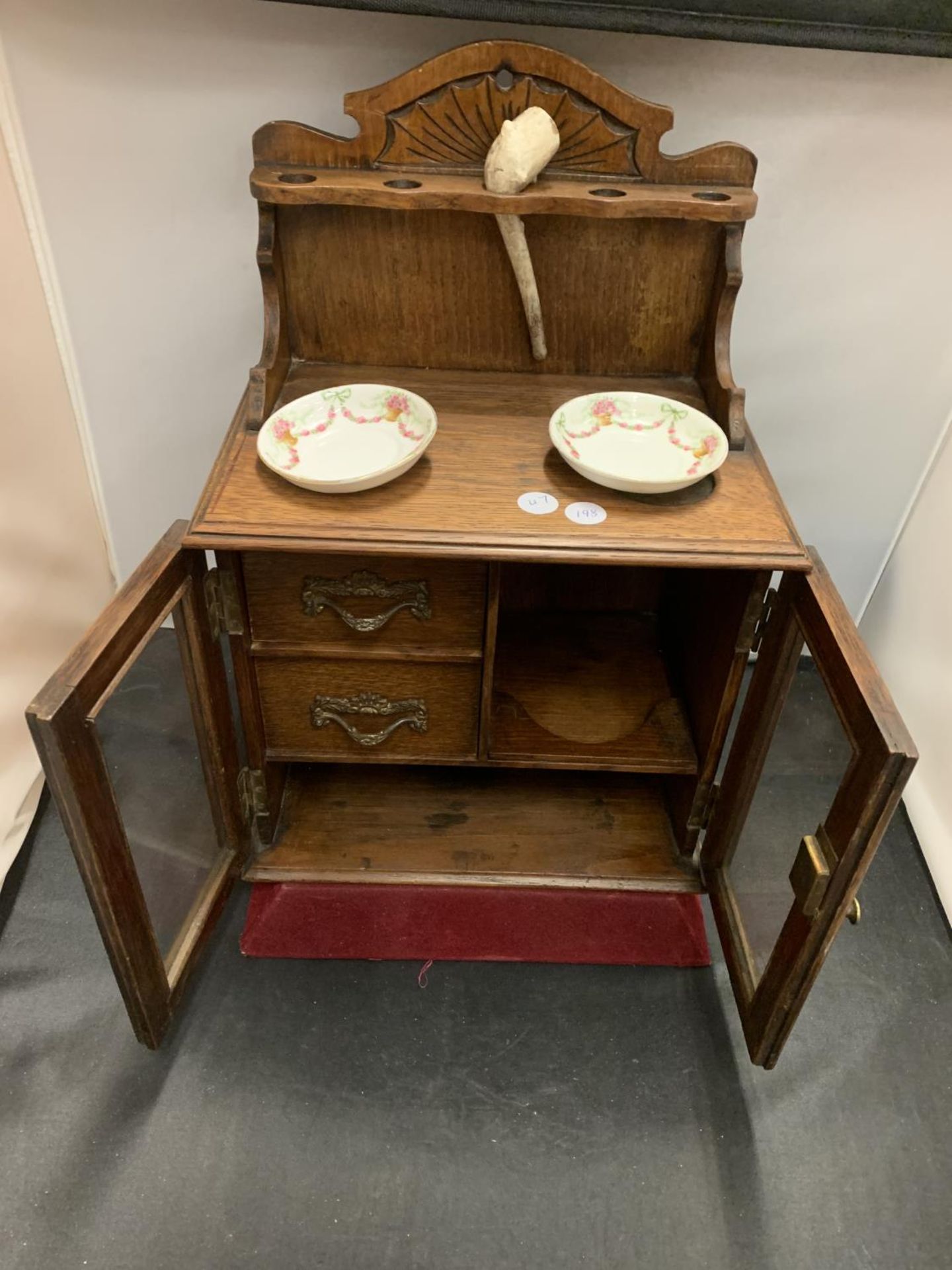 A WOODEN SMOKERS CABINET TO INCLUDE CERAMIC DISHES AND TWO INTERNAL DRAWERS H:40CM