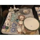 AN ASSORTMENT OF GLASS AND CERAMIC ITEMS TO INCLUDE A LARGE 'LAMBOURNE' WEDGWOOD PLATTER, A NORITAKE