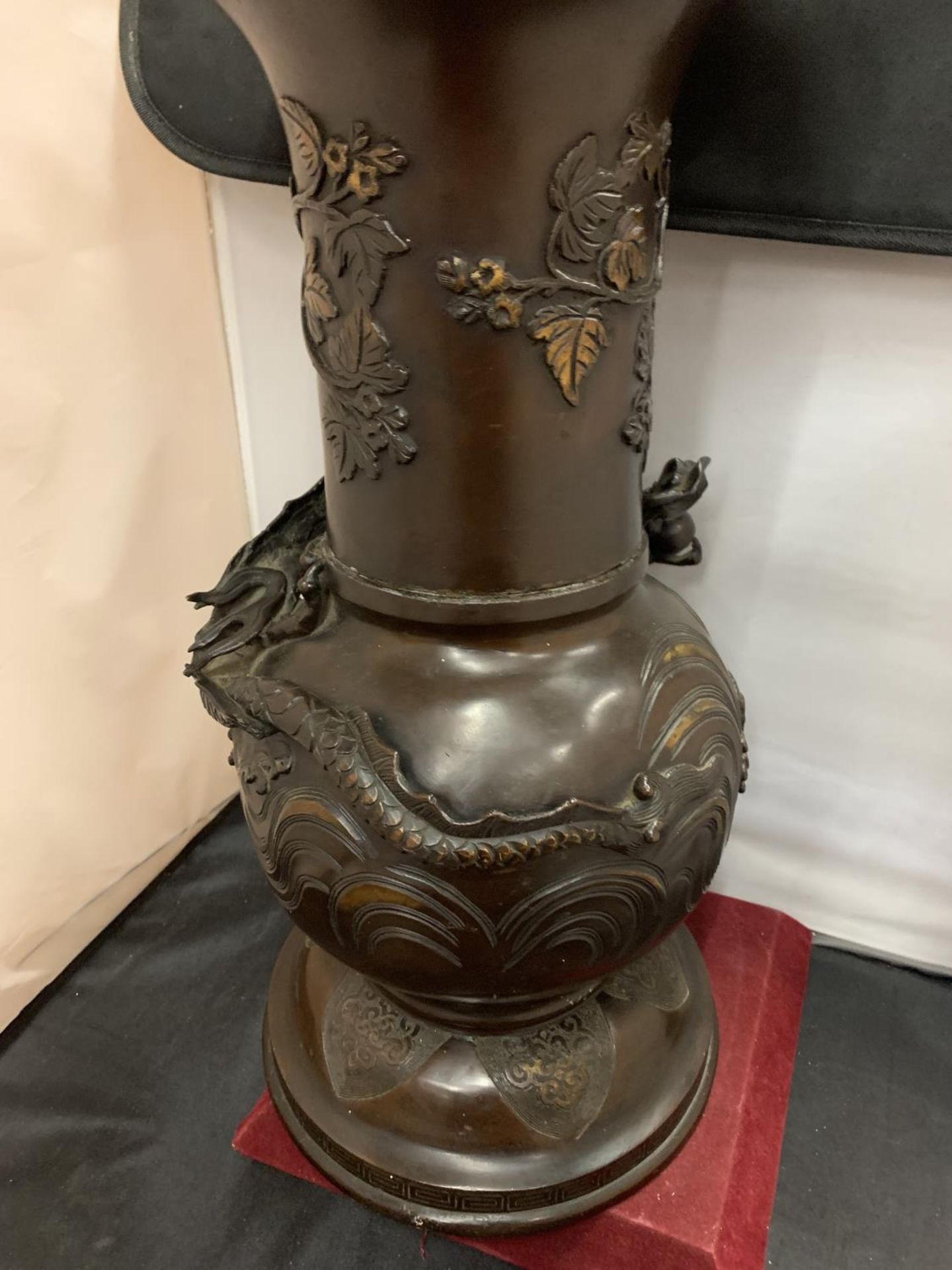 A LARGE DECORATIVE ORIENTAL BRONZE VASE EMBOSSED WITH DRAGON AND BIRD FIGURES - 56CM HIGH 28CM - Image 7 of 10