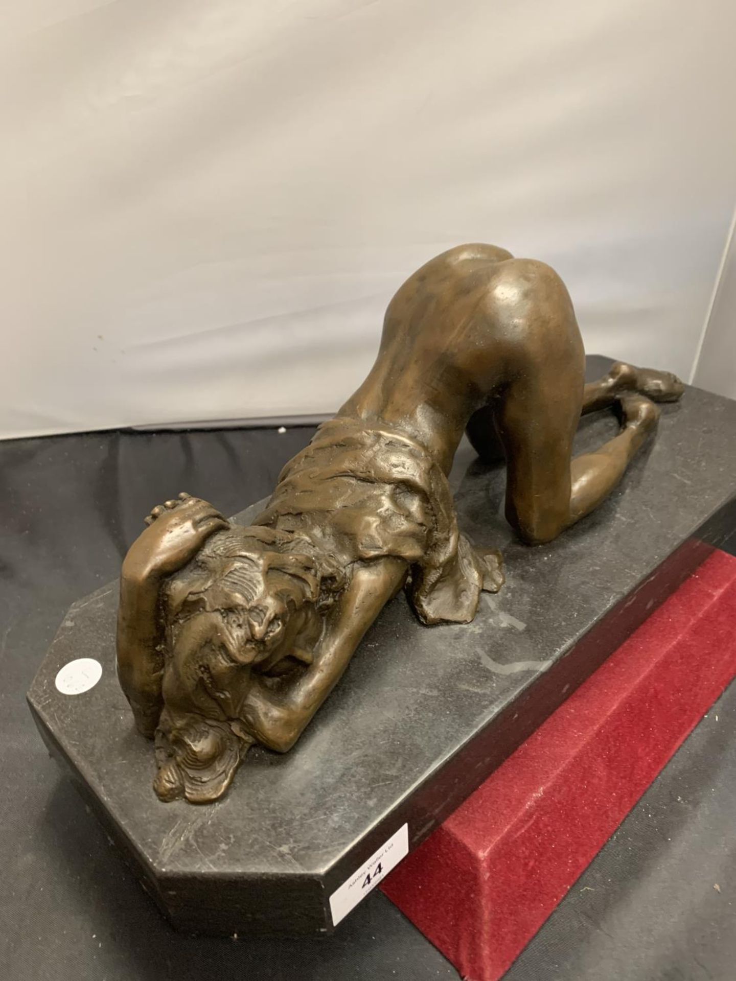 AN ORIGINAL BRONZE IN THE FORM OF A SEMI NUDE FEMALE (LENGTH OF PLINTH 36CM) - Image 4 of 4