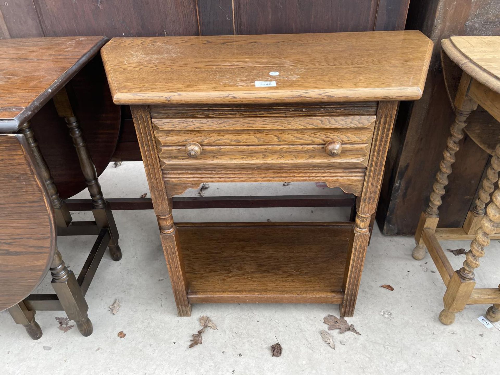 AN OAK JACOBEAN STYLE SIDE TABLE WITH SINGLE DRAWER, 31.5" WIDE