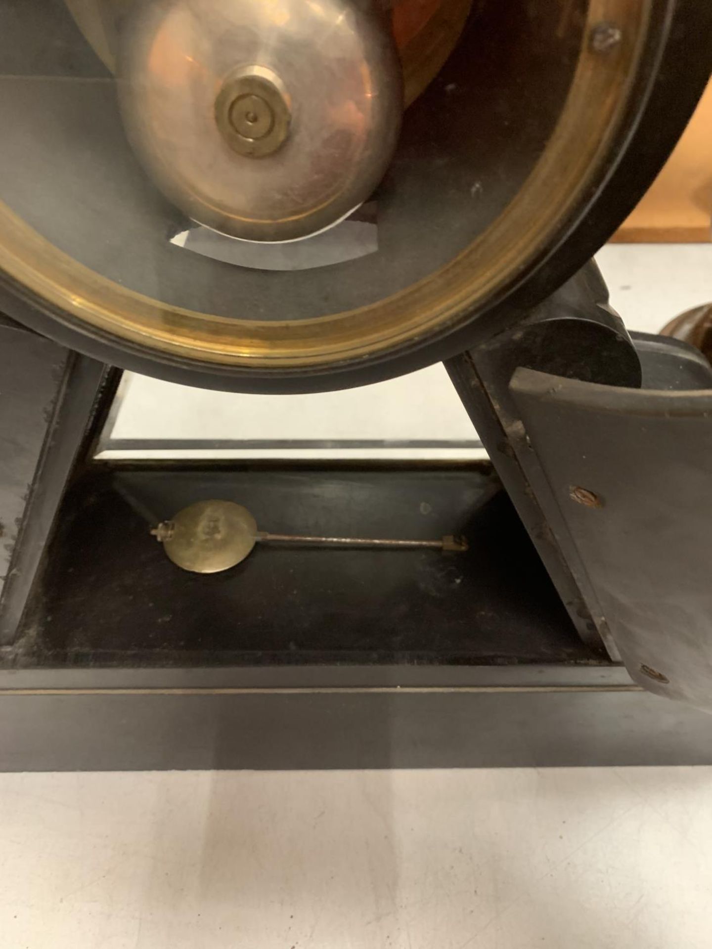 A LARGE MARBLE MANTEL CLOCK WITH VISUAL ESCAPEMENT (H: 43CM) - Image 11 of 12