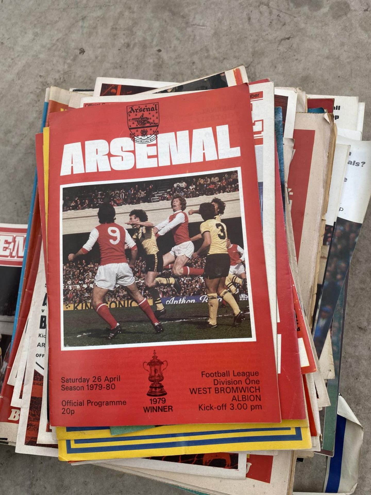 A LARGE QUANTITY OF VINTAGE FOOTBALL PROGRAMMES AND MAGAZINES ETC - Image 2 of 5