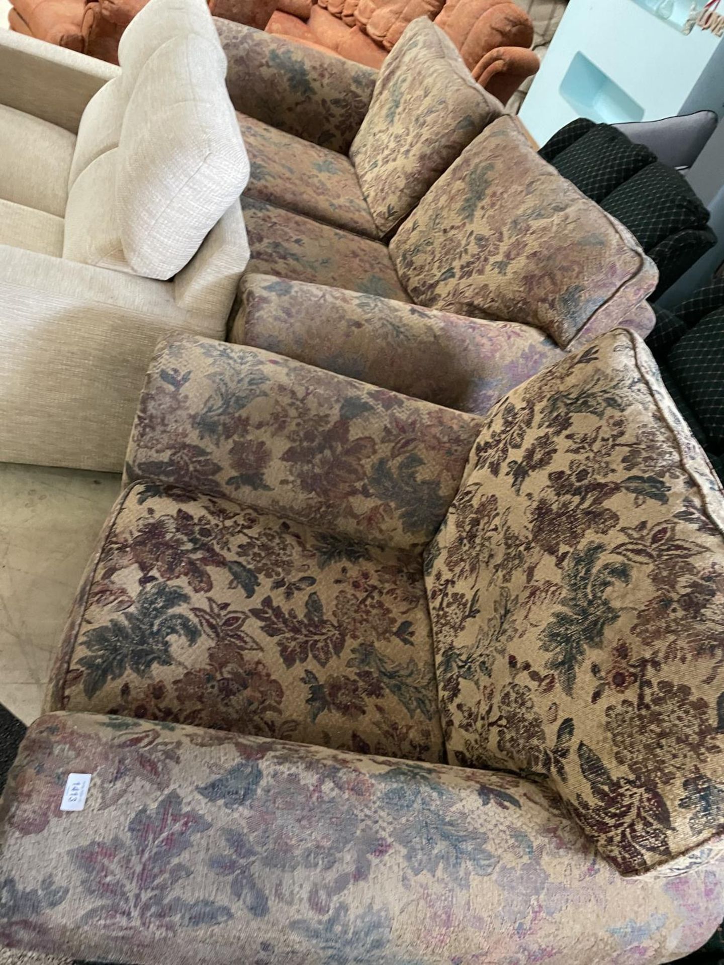 A GROUP OF VARIOUS UPHOLSTERED SOFAS AND ARM CHAIRS TO INCLUDE A MATCHING THREE PIECE SUITE WITH - Image 3 of 6