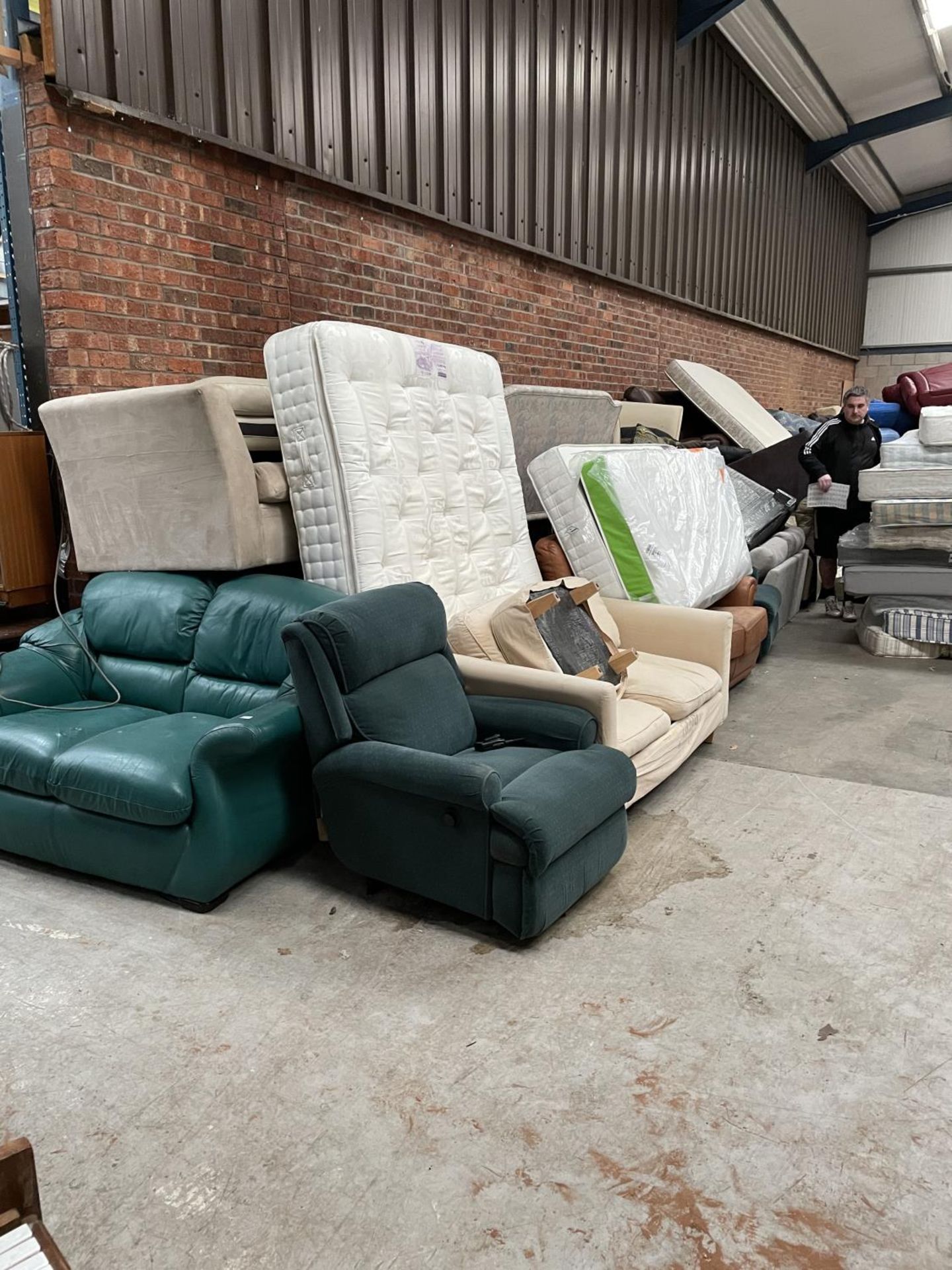 AN EXTREMELY LARGE QUANTITY OF SOFAS AND CHAIRS (APPROX 34) TO INCLUDE FABRIS AND LEATHER ETC THIS