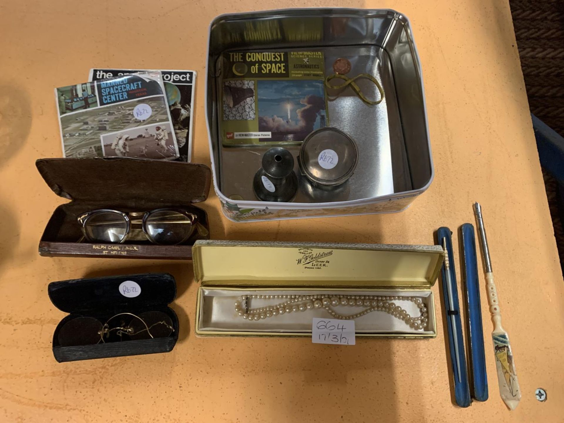 VARIOUS COLLECTABLE ITEMS TO INCLUDE VINTAGE GLASSES (POSSIBLY GOLD), TWO VINTAGE FOUNTAIN PENS,