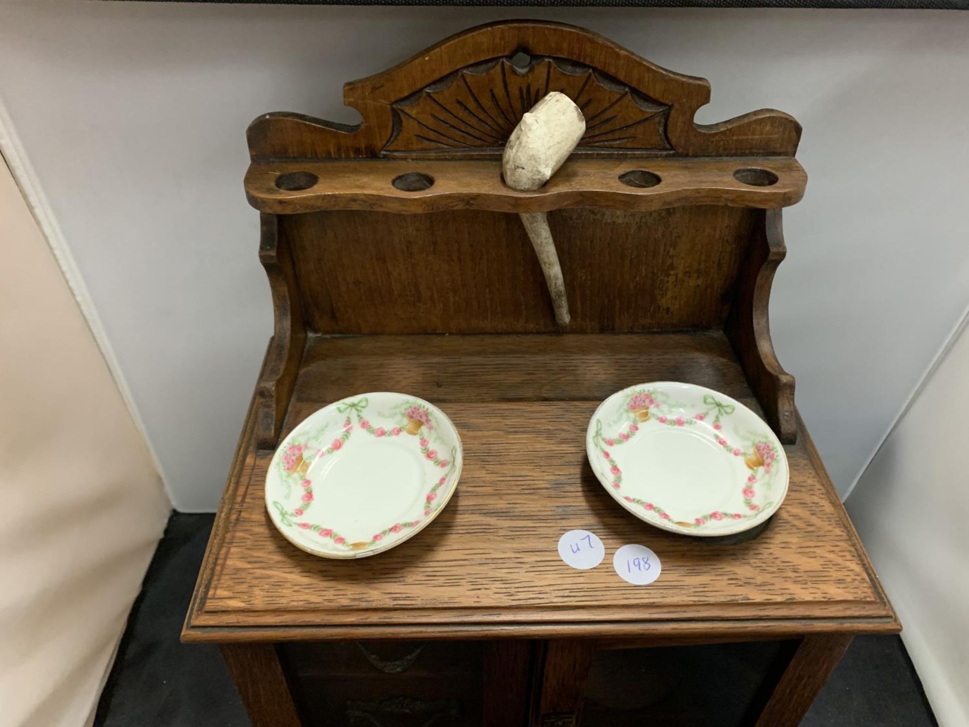 A WOODEN SMOKERS CABINET TO INCLUDE CERAMIC DISHES AND TWO INTERNAL DRAWERS H:40CM - Image 5 of 10