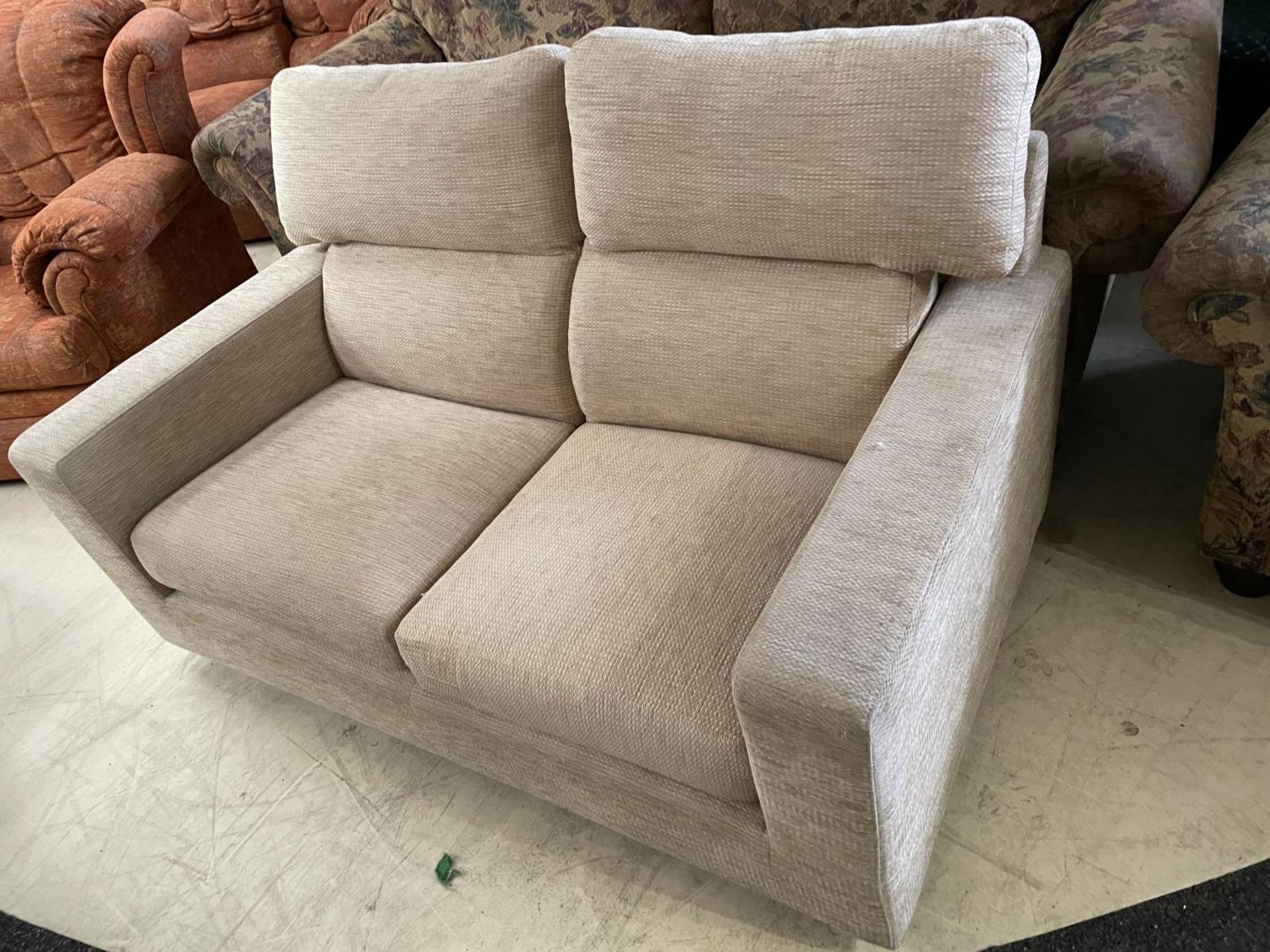 A GROUP OF VARIOUS UPHOLSTERED SOFAS AND ARM CHAIRS TO INCLUDE A MATCHING THREE PIECE SUITE WITH - Image 4 of 6