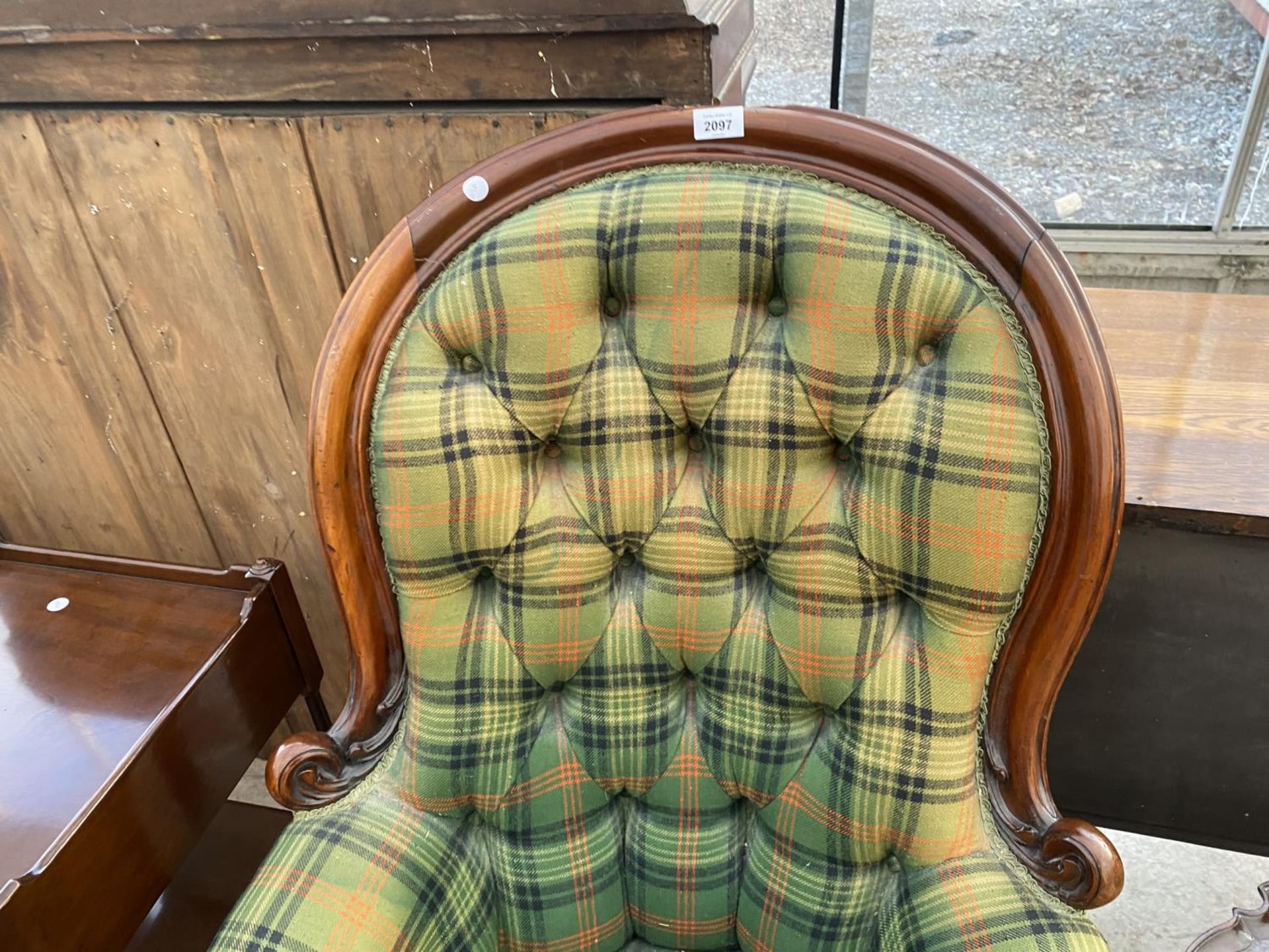 A VICTORIAN MAHOGANY SPOON-BACK CHAIR WITH BUTTON-BACK, ON FRONT CABRIOLE LEGS - Image 2 of 4