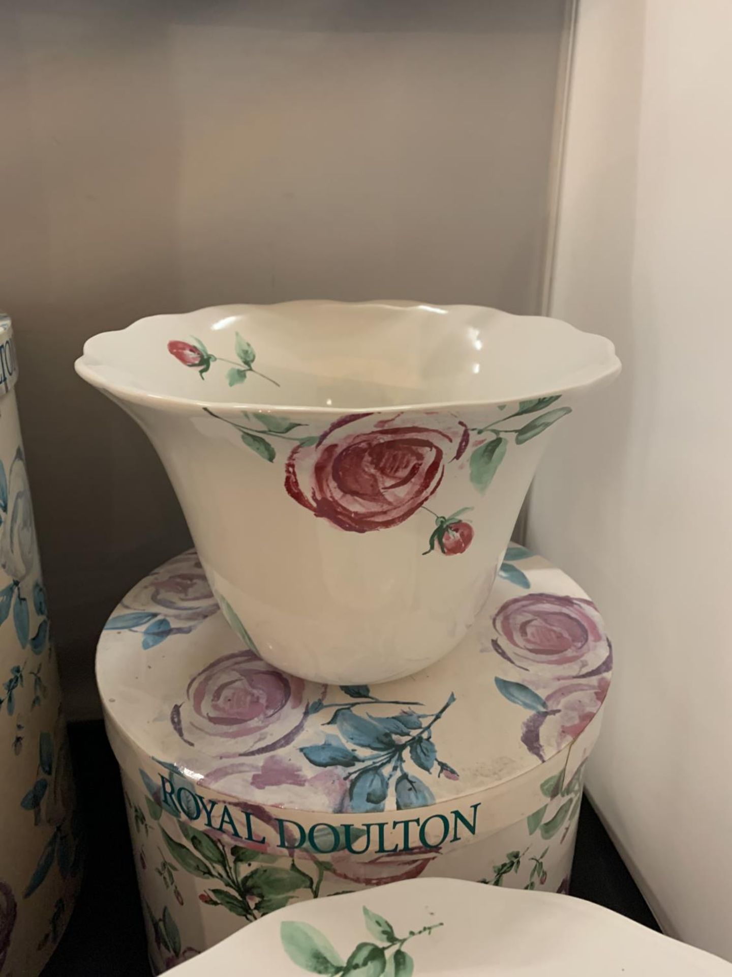 THREE VARIOUS ROYAL DOULTON ROSE CLOUDS ITEMS WITH PRESENTATION BOXES TO INCLUDE A VASE, PLANTER AND - Image 8 of 10