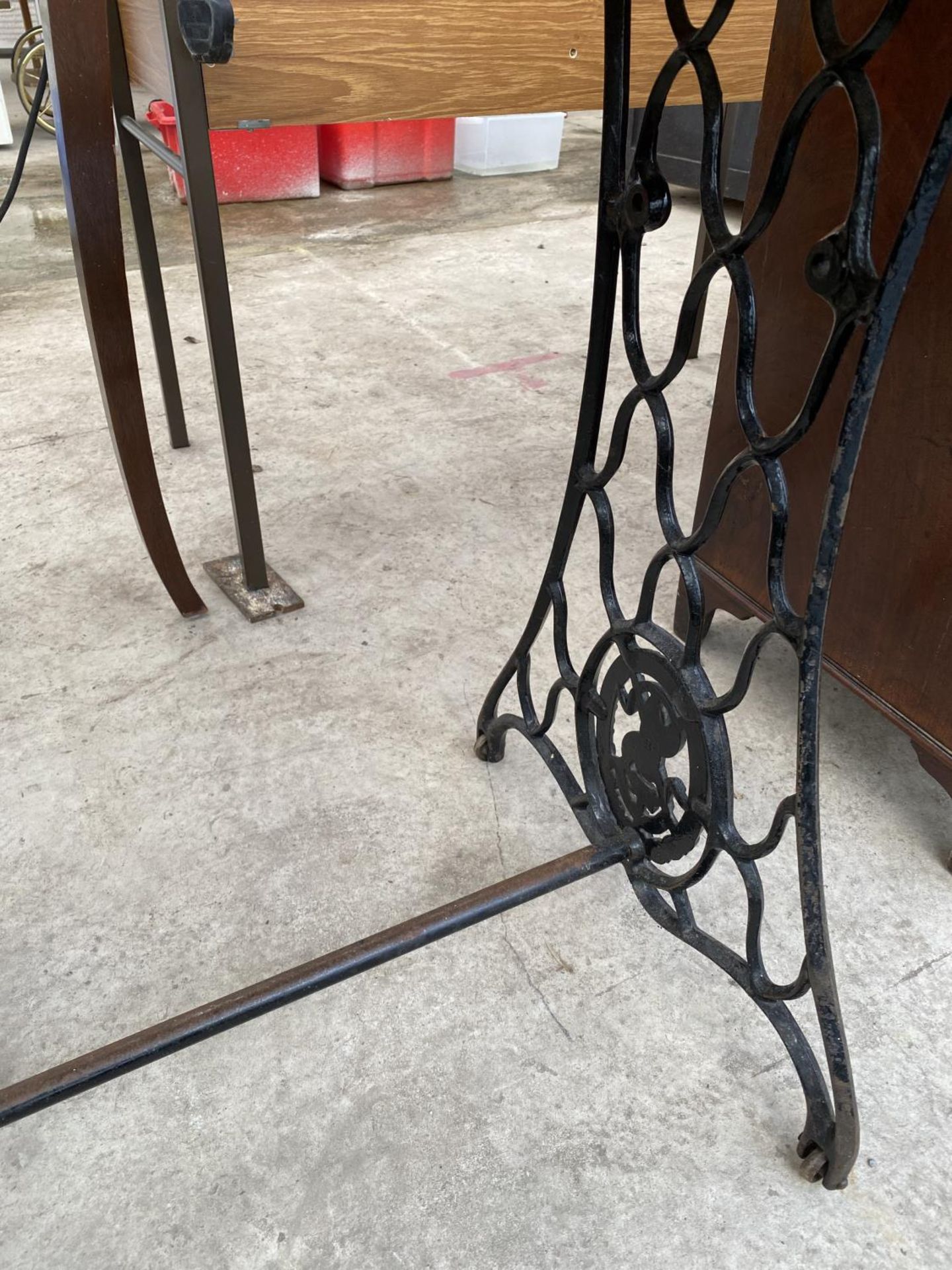 AN ELM TOP DINING TABLE ON CAST IRON SEWING MACHINE SUPPORTS (SINGER) - Image 3 of 4