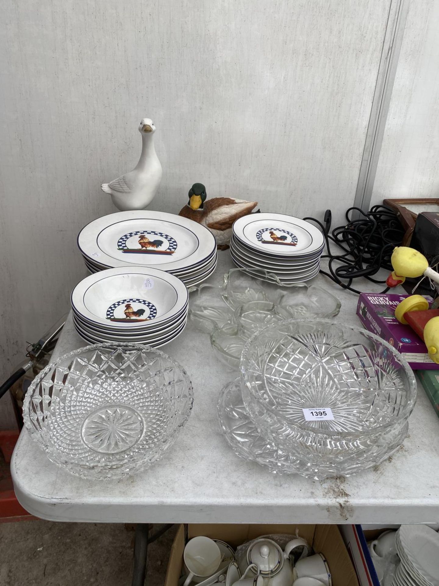 A LARGE COLLECTION OF CERAMIC AND GLASS WARE TO INCLUDE A TRIFLE BOWL, COUNTRY STONE WARE BOWLS