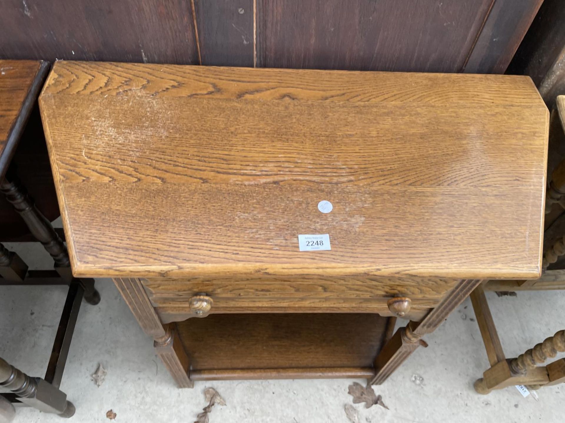 AN OAK JACOBEAN STYLE SIDE TABLE WITH SINGLE DRAWER, 31.5" WIDE - Image 2 of 3