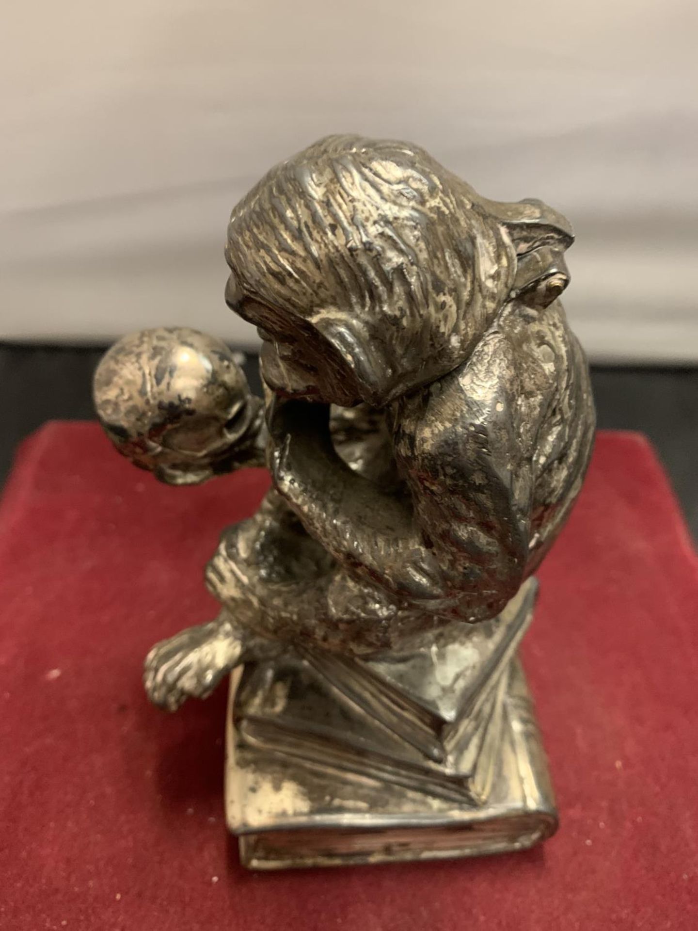 A CAST WHITE METAL TABLE LIGHTER IN THE FORM OF A MONKEY HOLDING A SKULL - Image 4 of 8