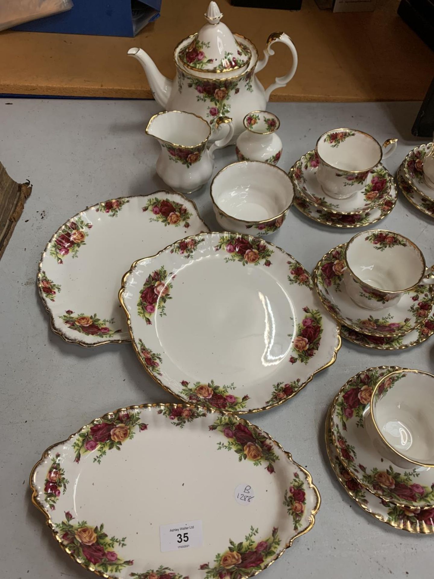 A ROYAL ALBERT 'OLD COUNTRY ROSES' SIX TRIO TEA SET TO INCLUDE A TEAPOT AND CAKE PLATES - Image 6 of 8