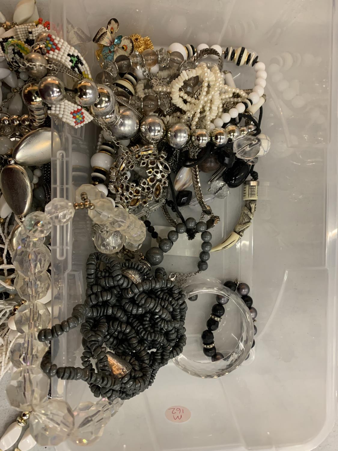 A CONTAINER OF COSTUME JEWELLERY TO INCLUDE NECKLACES, BRACELETS ETC - Image 3 of 6