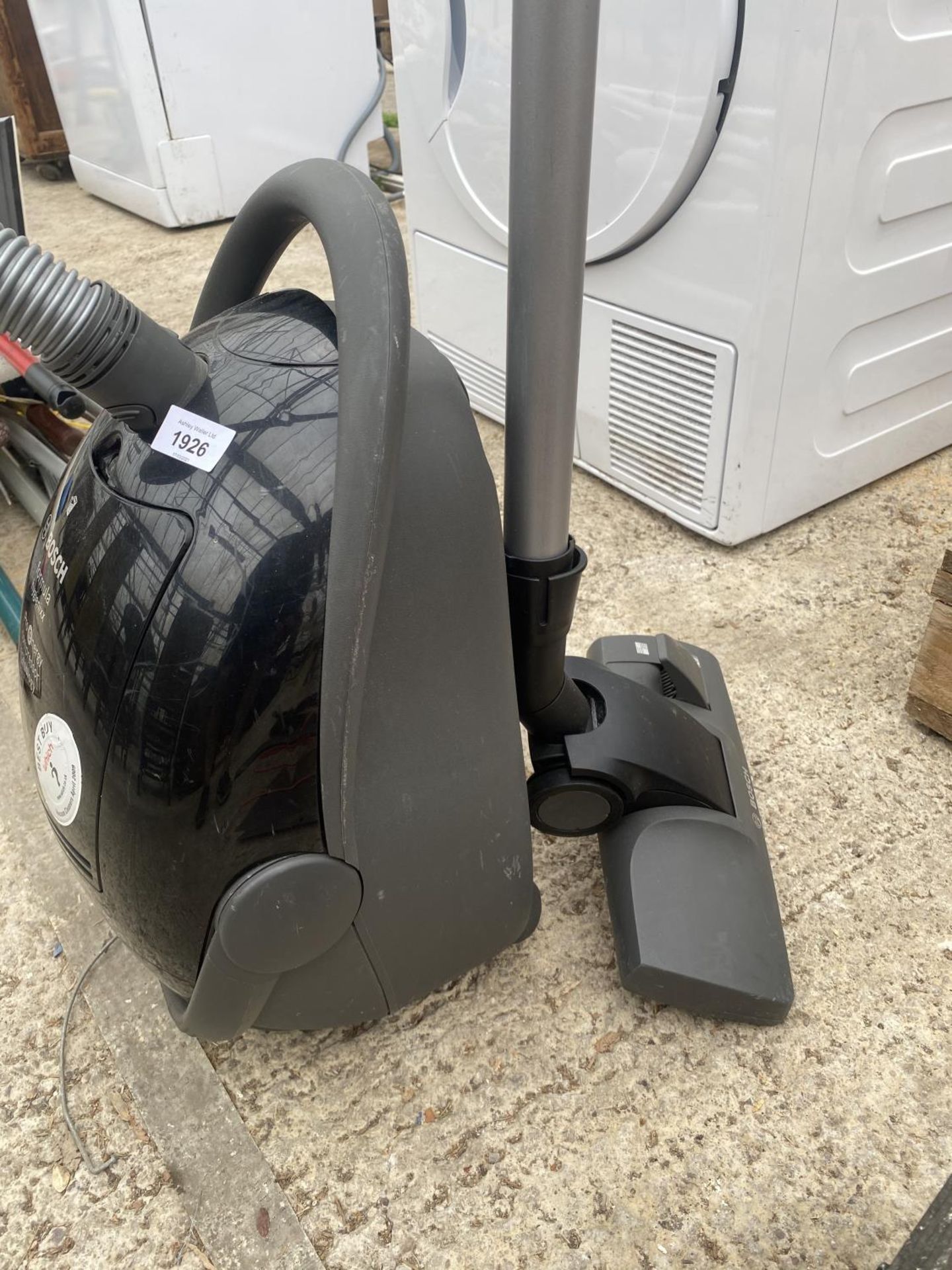 A BOSCH VACUUM CLEANER - Image 3 of 3
