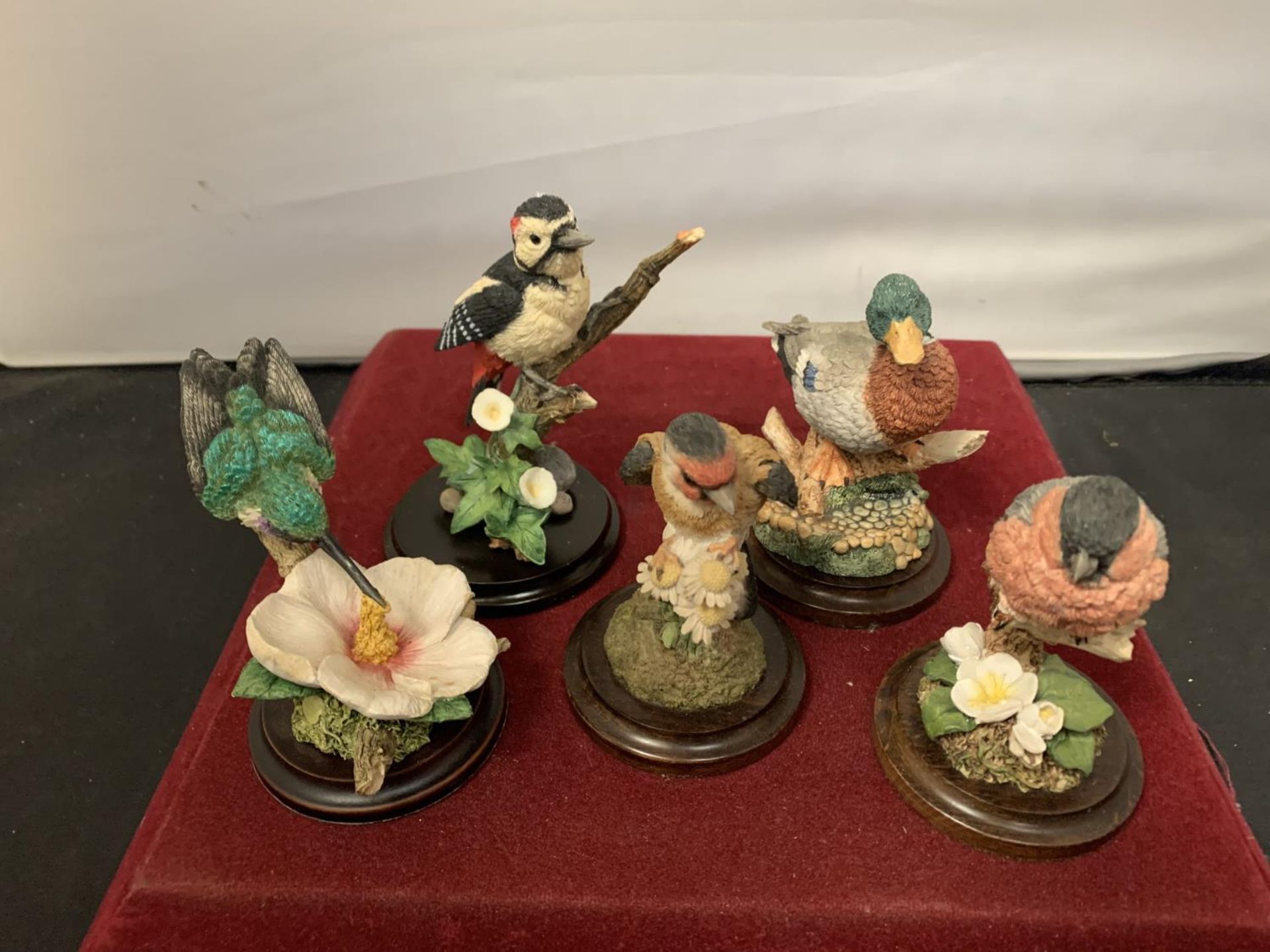 FIVE COUNTRY ARTISTS FIGURES IN THE FORM OF BIRDS