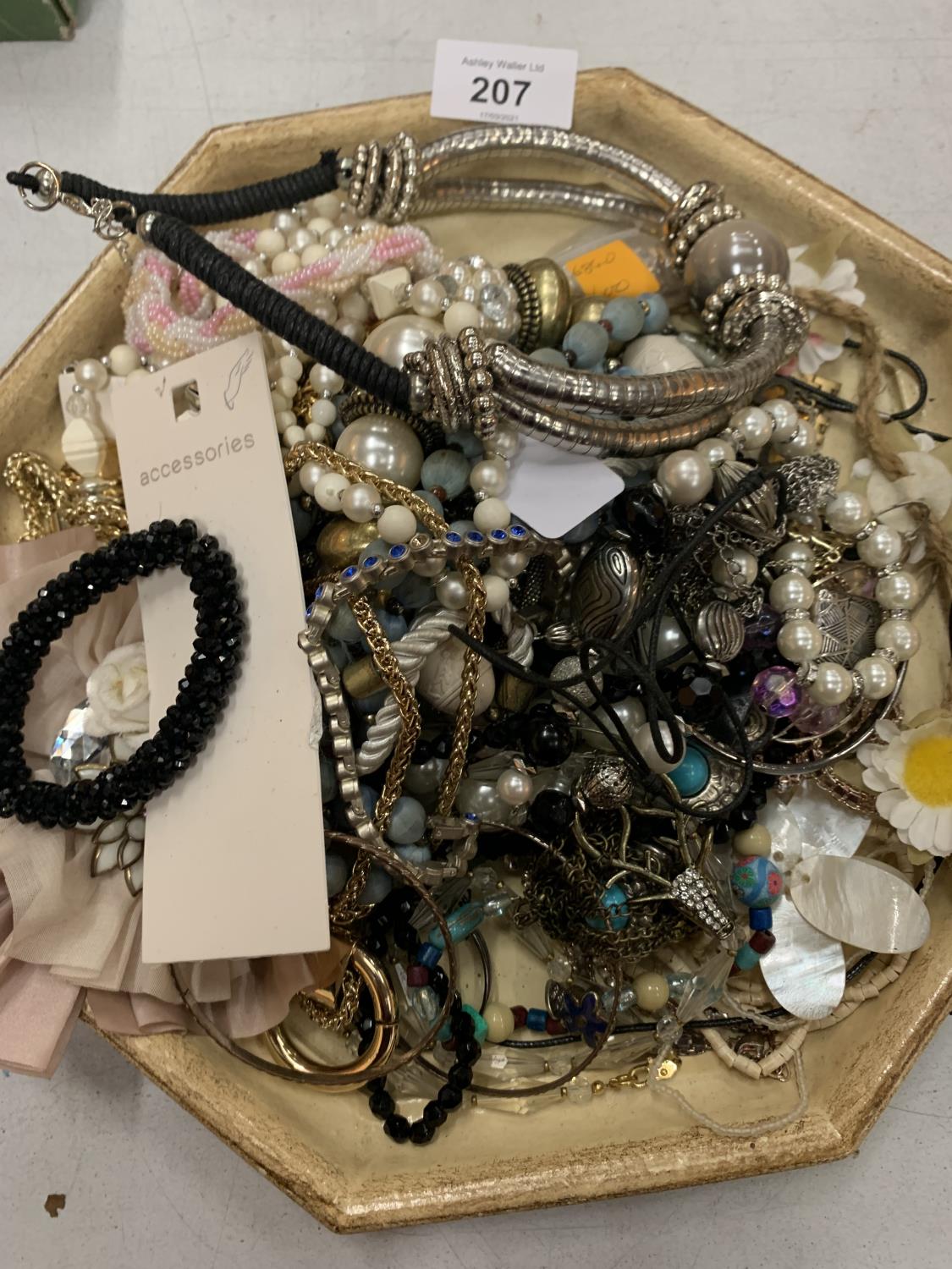 A TRAY OF COSTUME JEWELLERY TO INCLUDE NECKLACES, BRACELETS ETC - Image 2 of 4