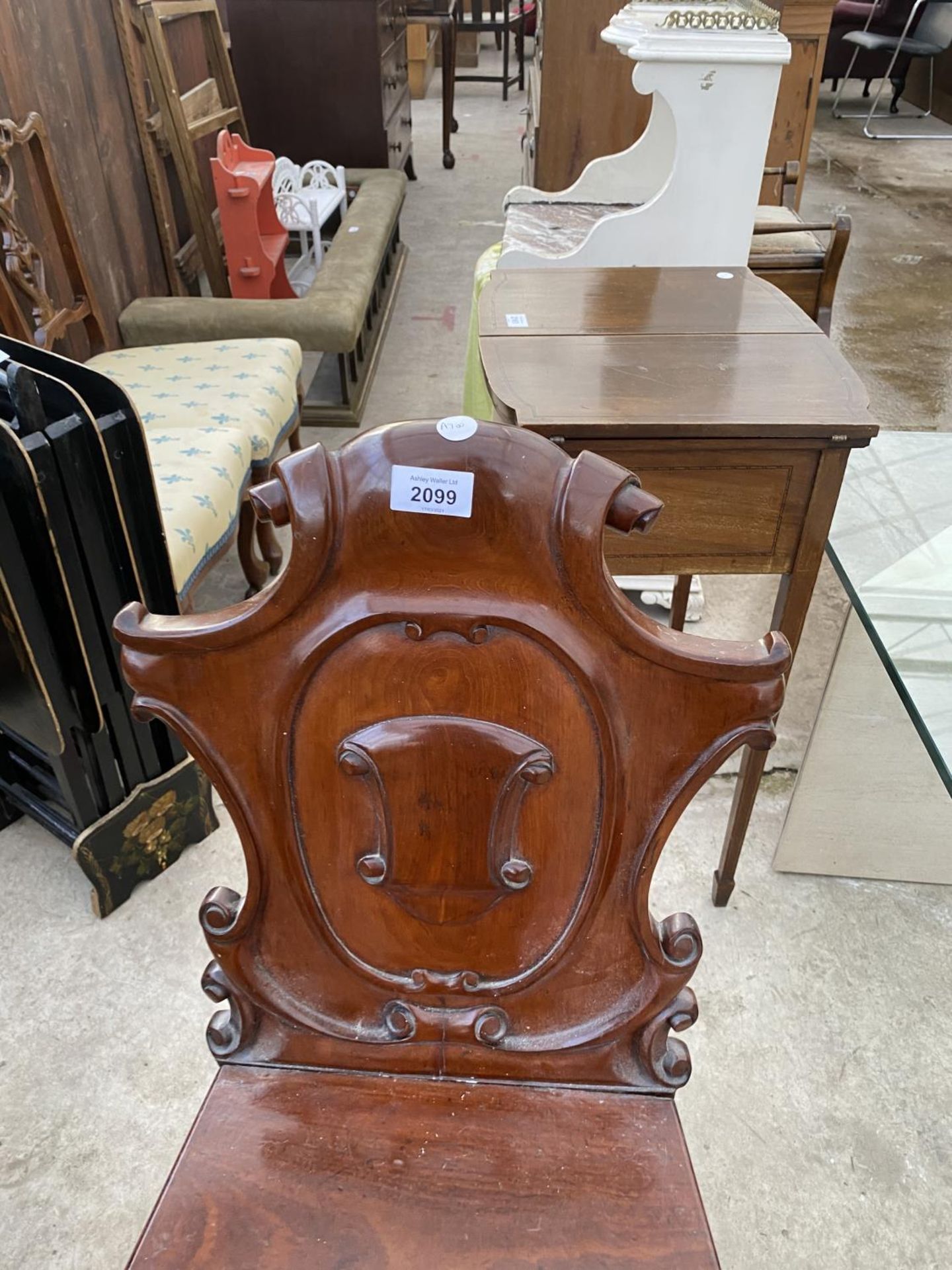 A SINGLE VICTORIAN MAHOGANY HALL CHAIR ON TURNED FRONT LEGS - Image 2 of 4