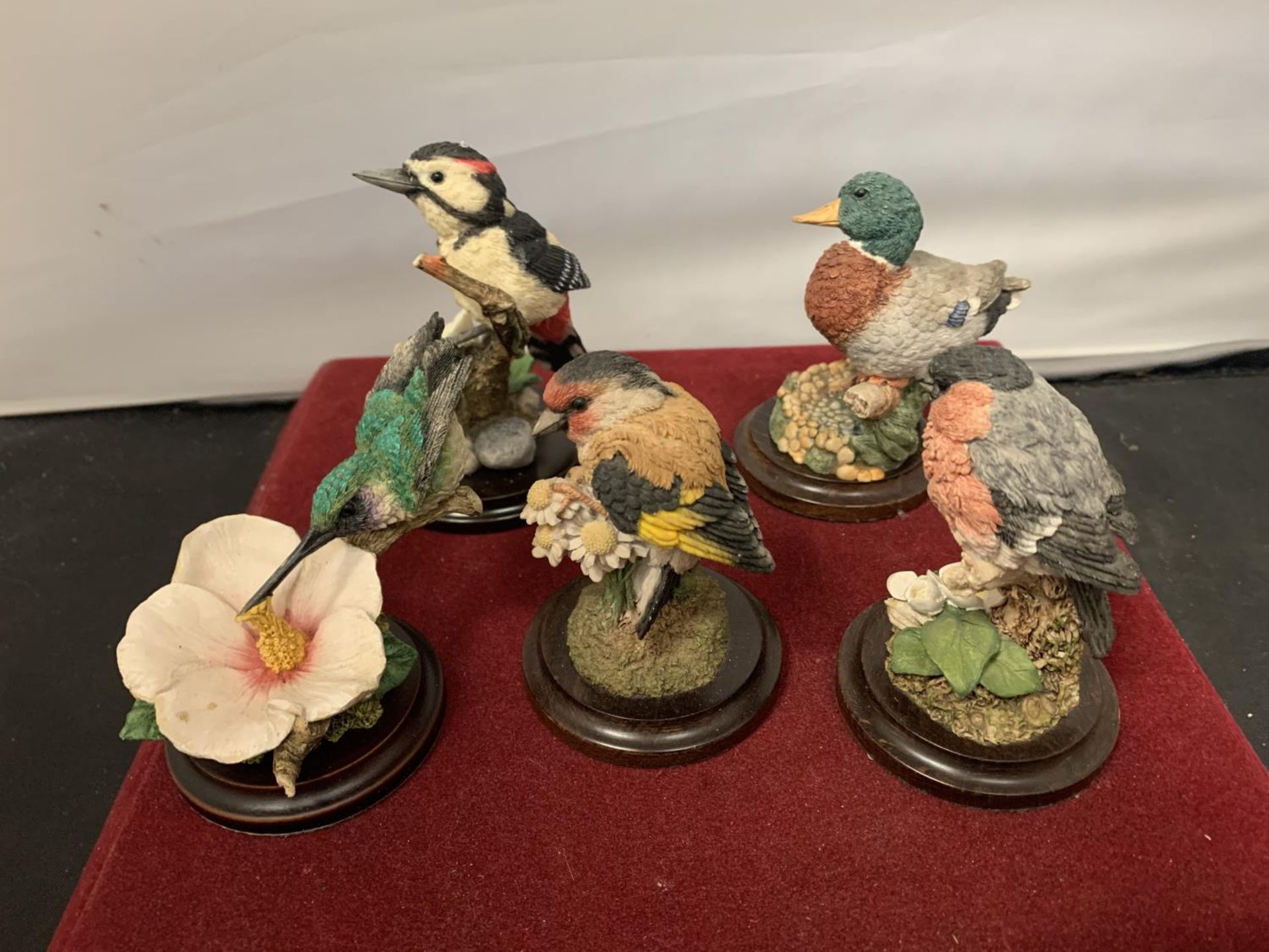 FIVE COUNTRY ARTISTS FIGURES IN THE FORM OF BIRDS - Image 2 of 2