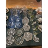 AN ASSORTMENT OF GLASSWARE TO INCLUDE COLOUR EXAMPLES AND DRESSING TABLE ITEMS
