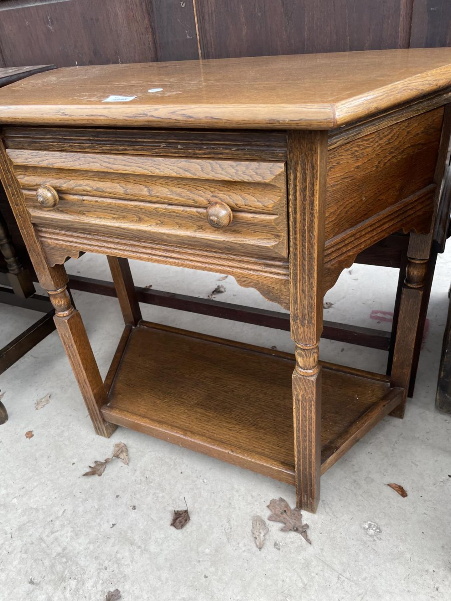 AN OAK JACOBEAN STYLE SIDE TABLE WITH SINGLE DRAWER, 31.5" WIDE - Image 3 of 3