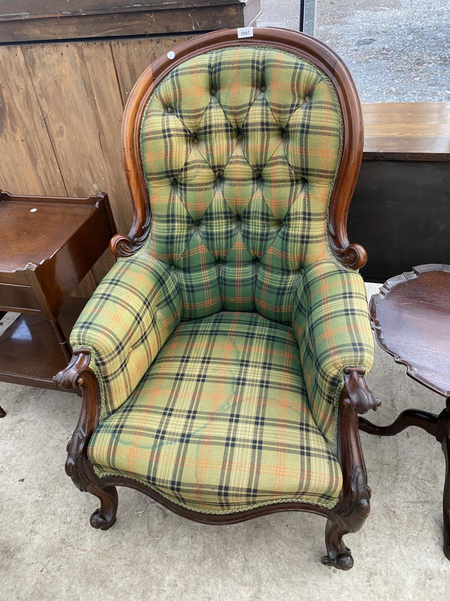 A VICTORIAN MAHOGANY SPOON-BACK CHAIR WITH BUTTON-BACK, ON FRONT CABRIOLE LEGS