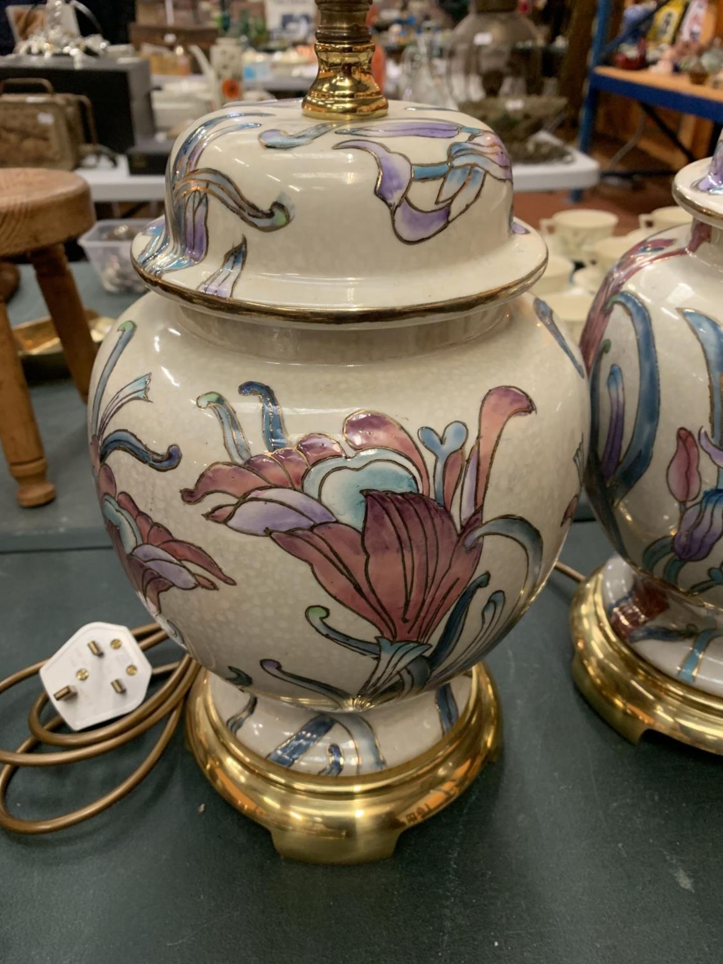 A PAIR OF LARGE FLORAL DECORATED CERAMIC TABLE LAMPS ON BRASS BASES - HIGH 40CM (TO TOP OF BRASS - Image 3 of 4