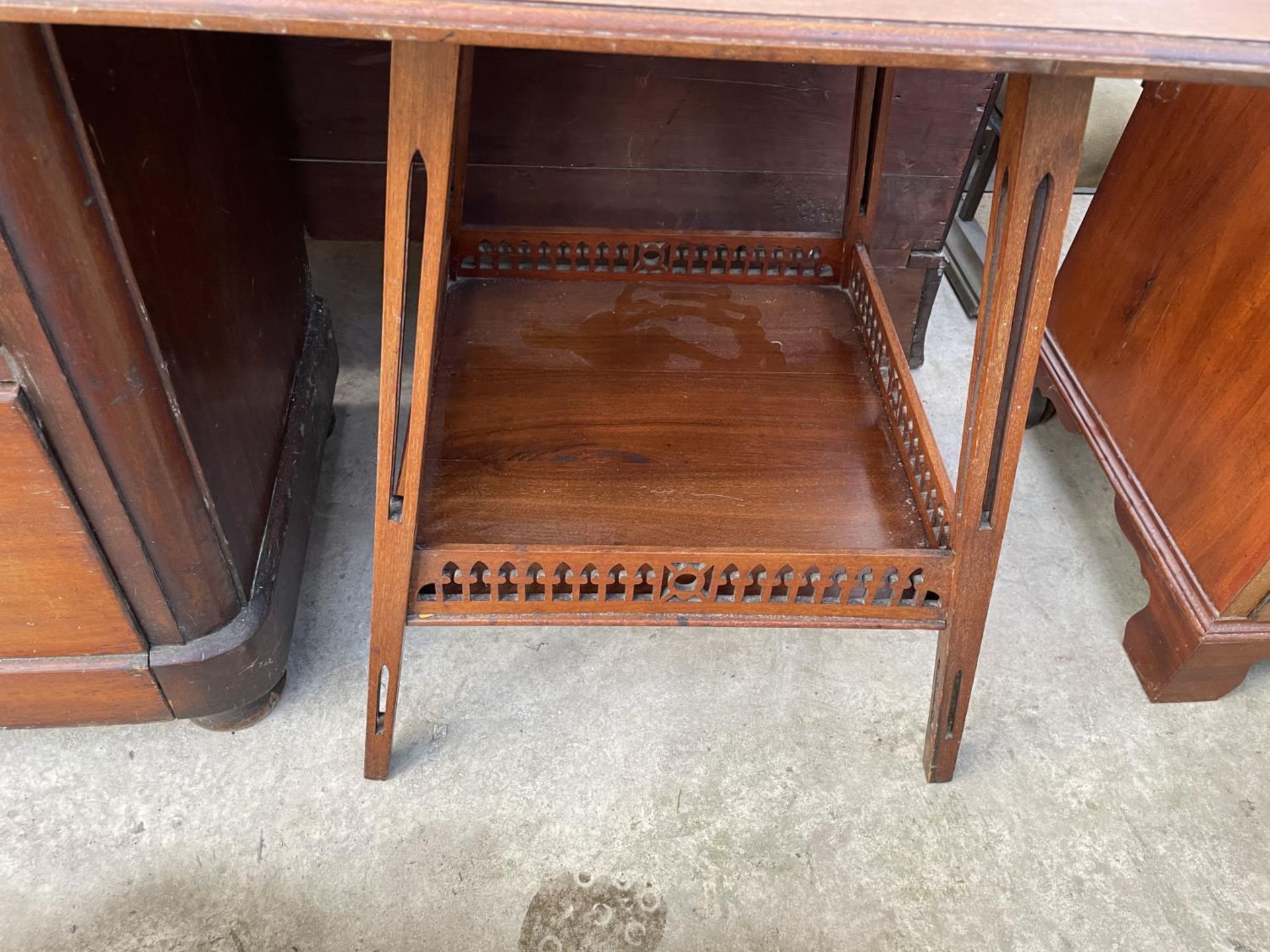 AN EDWARDIAN MAHOGANY 22.5" SQUARE OCCASIONAL TABLE ON SPLAY LEGS WITH GALLERIED UNDER-TIER - Image 3 of 3