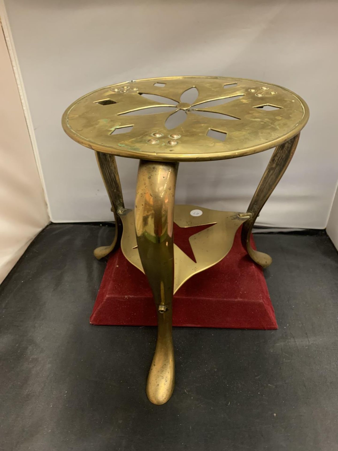 AN ENGLISH VICTORIAN HEAVY BRASS TRI FOOTED TRIVET STAND H:30CM - Image 2 of 6