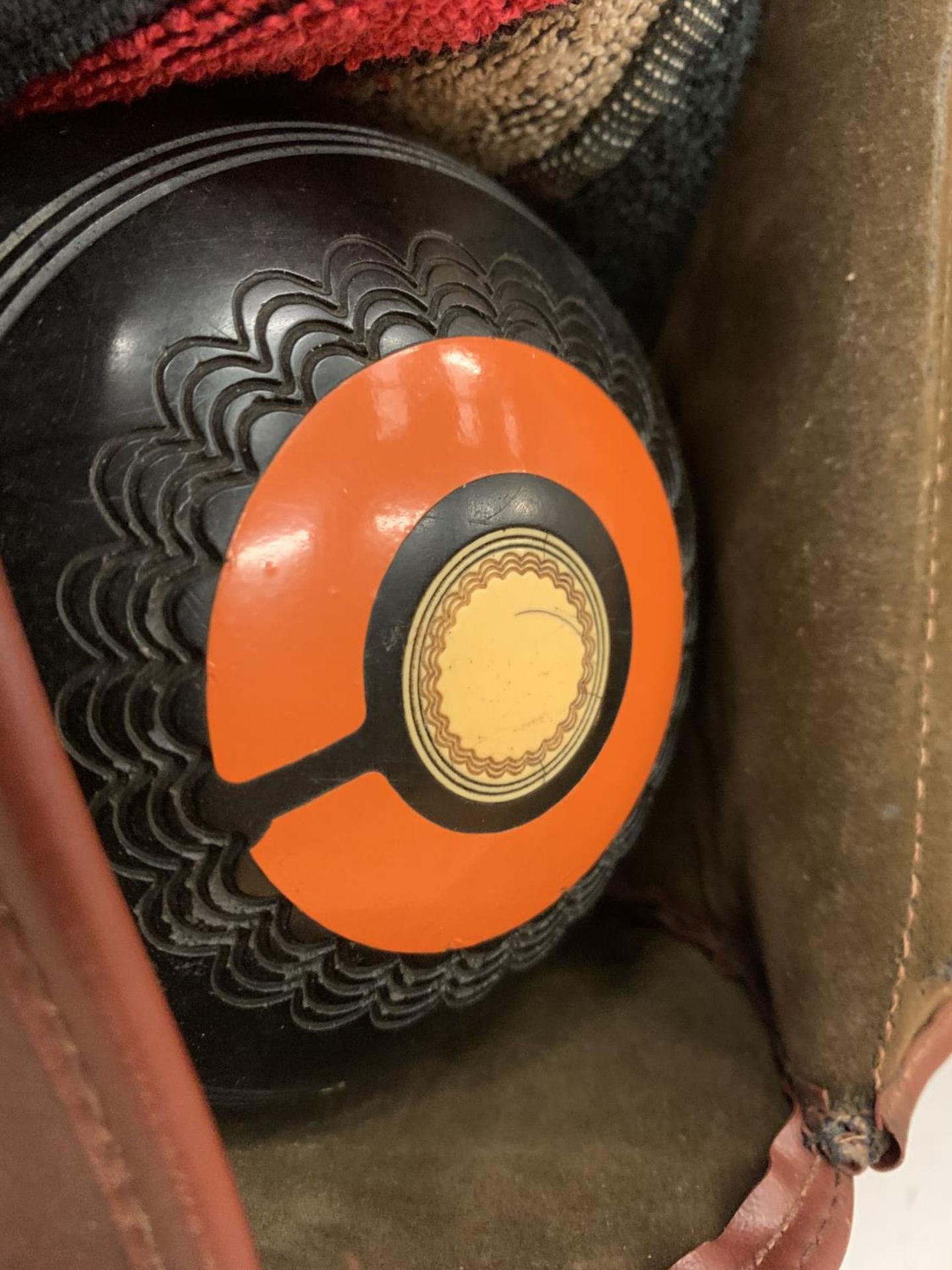 A PAIR OF BOWLING BOWLS IN A CARRYING CASE - Image 4 of 4