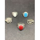 FIVE WHITE METAL RINGS WITH SKULL DESIGN AND COLOURED STONES