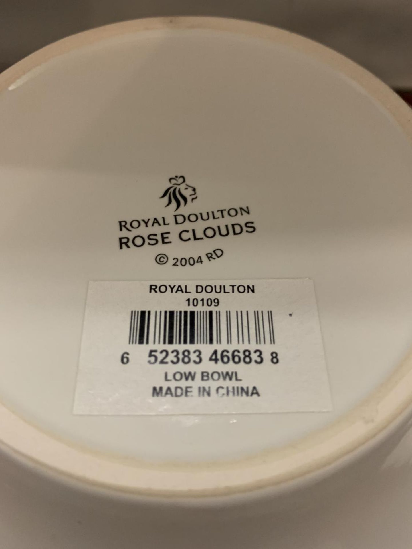 A ROYAL DOULTON ROSE CLOUDS LOW BOWL IN A PRESENTATION BOX - Image 5 of 6