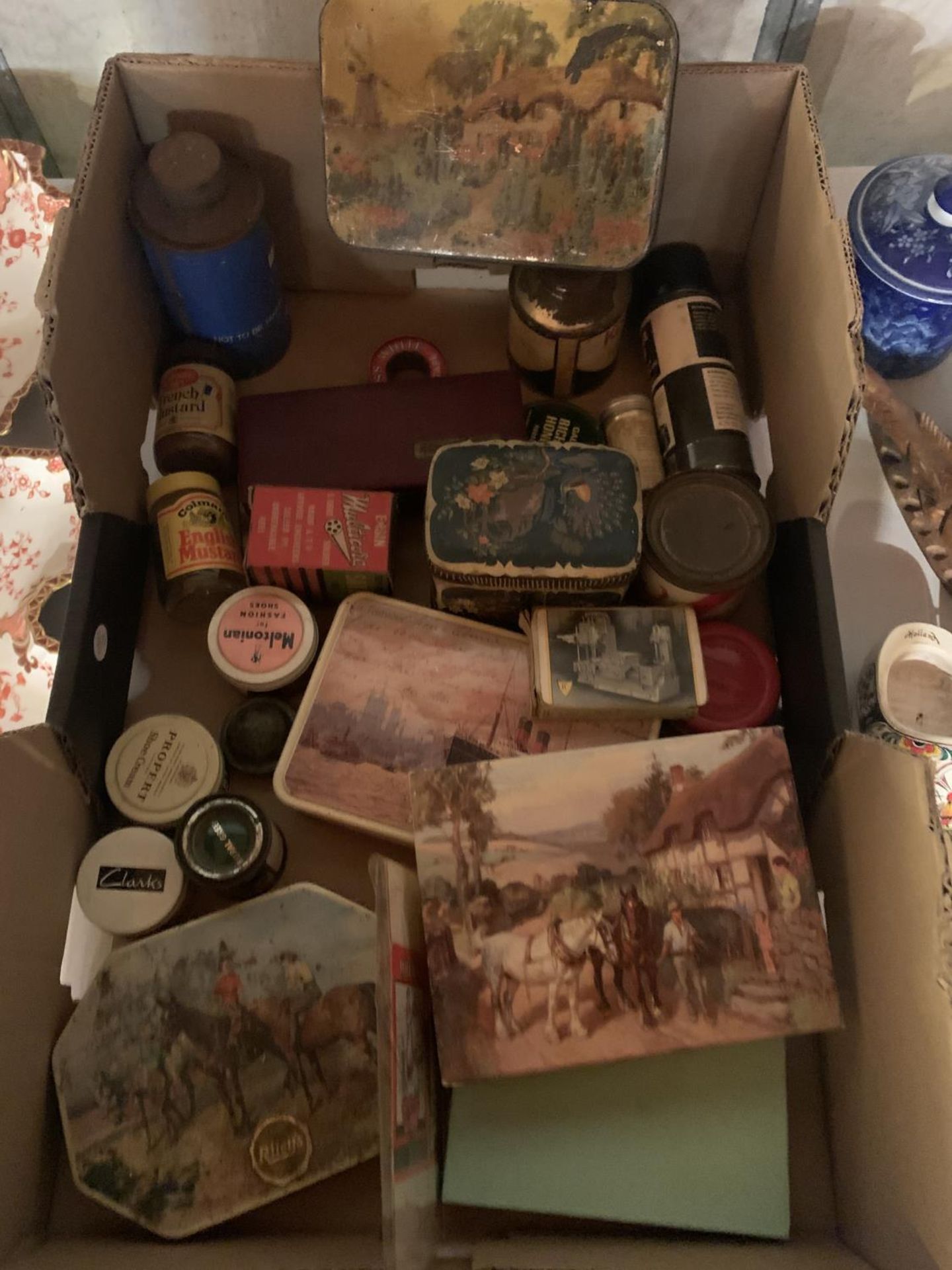 A VARIETY OF VINTAGE ITEMS TO INCLUDE TINS, BOXES AND PLAYING CARDS ETC - Image 2 of 5