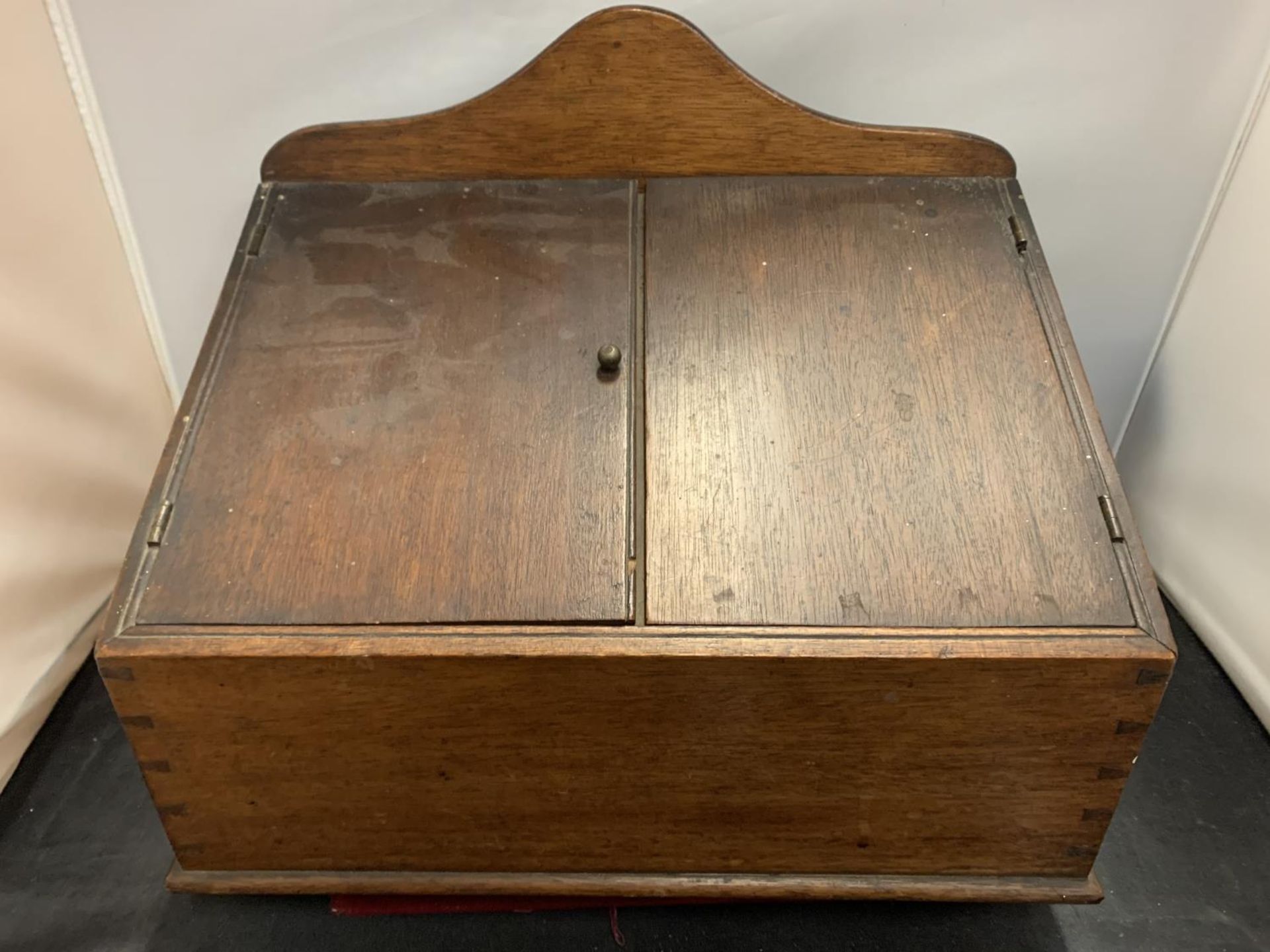 A VINTAGE WOODEN TWO DOOR DESK TOP STATIONARY BOX - Image 2 of 6