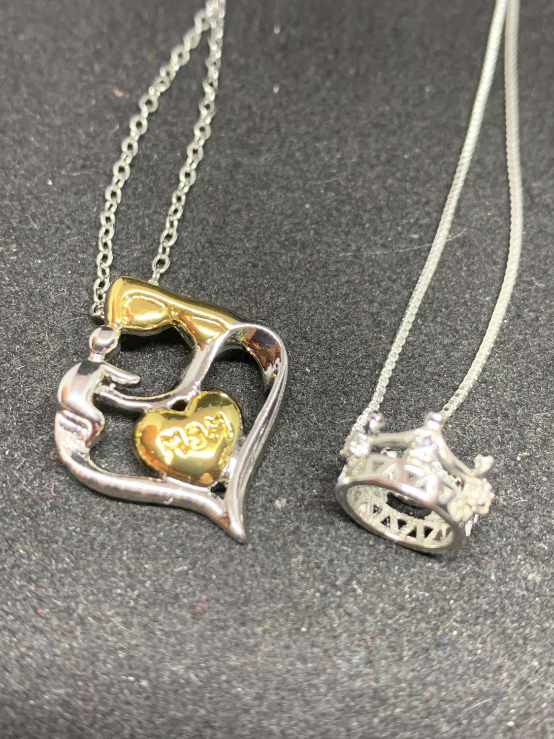 FOUR SILVER NECKLACES WITH PENDANTS TO INCLUDE HEARTS, CROWN AND FLOWER - Image 4 of 6