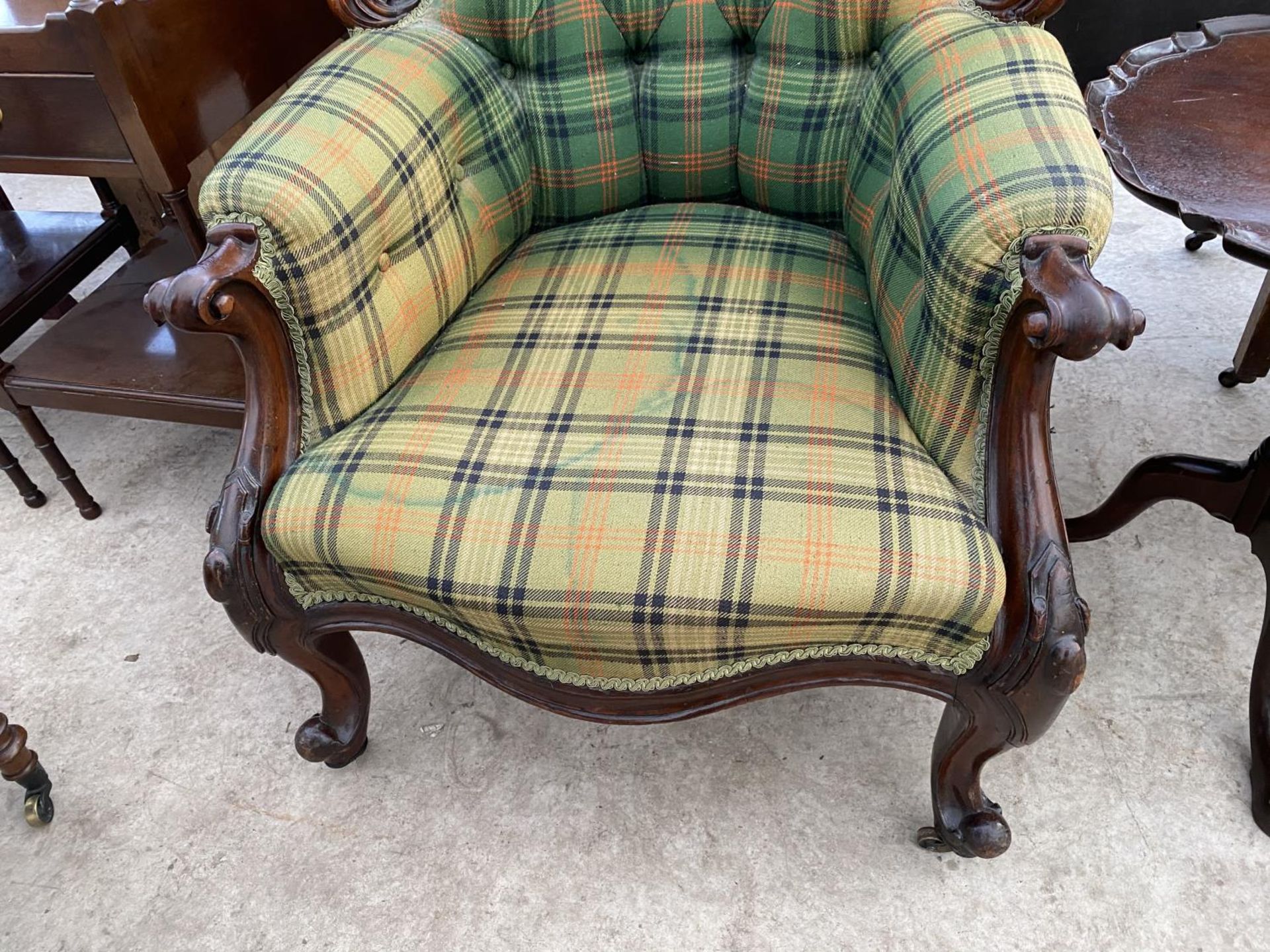 A VICTORIAN MAHOGANY SPOON-BACK CHAIR WITH BUTTON-BACK, ON FRONT CABRIOLE LEGS - Image 3 of 4