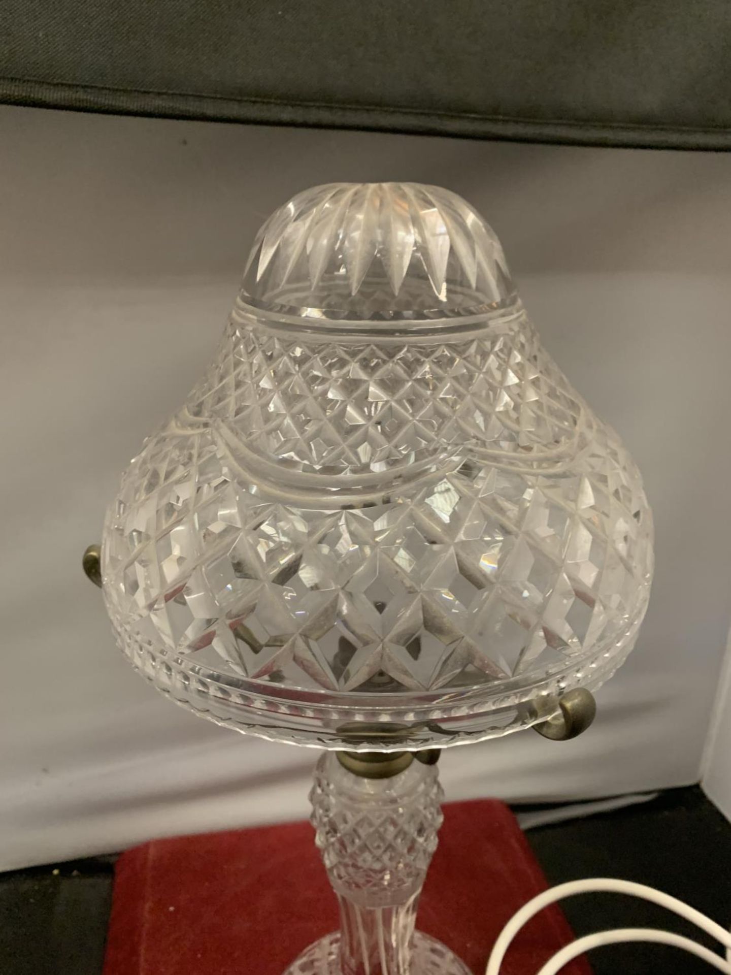 A CUT GLASS TABLE LAMP WITH MATCHING SHADE H:40CM - Image 5 of 6