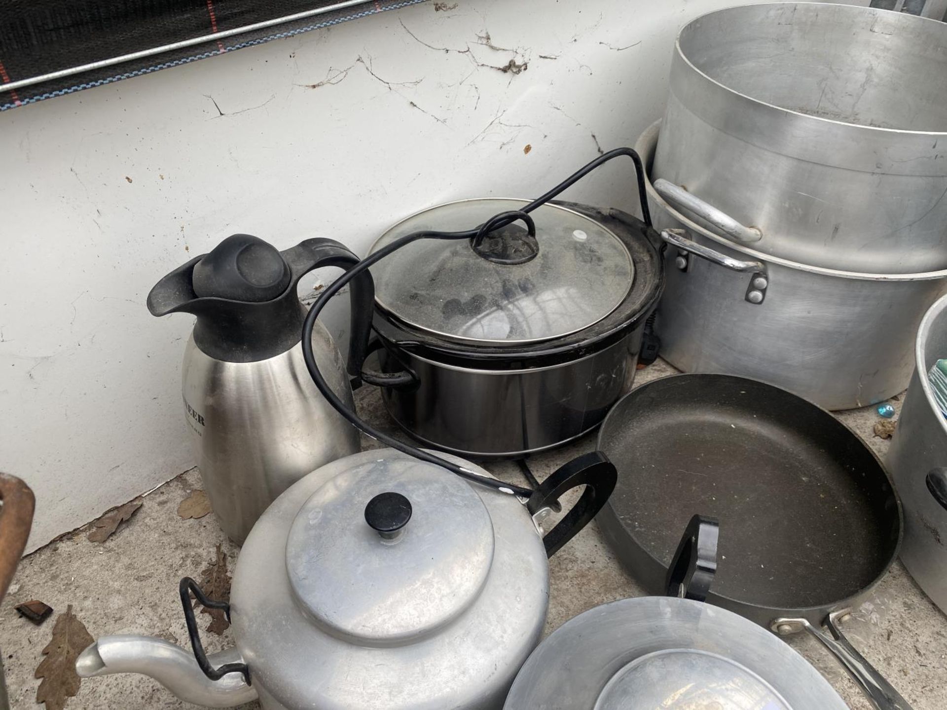 AN ASSORTMENT OF KITCHEN ITEMS TO INCLUDE A JAM PAN, TWO DOUBLE HANDLE STOCK PANS AND A SLOW - Image 3 of 5