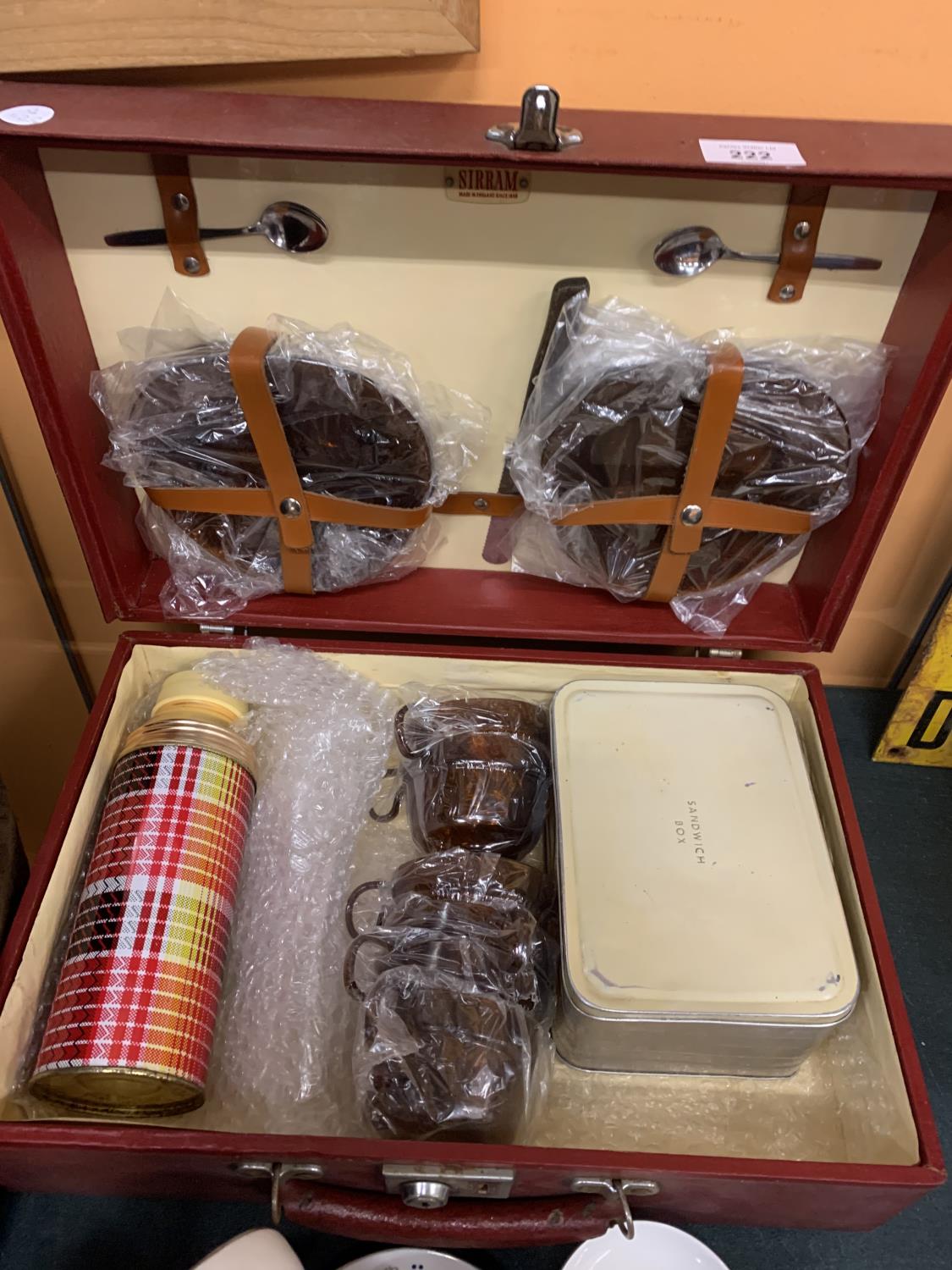 A VINTAGE PICNIC SET FOR SIX PEOPLE TO INCLUDE A FLASK, SANDWICH BOX ETC