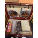 A VINTAGE PICNIC SET FOR SIX PEOPLE TO INCLUDE A FLASK, SANDWICH BOX ETC