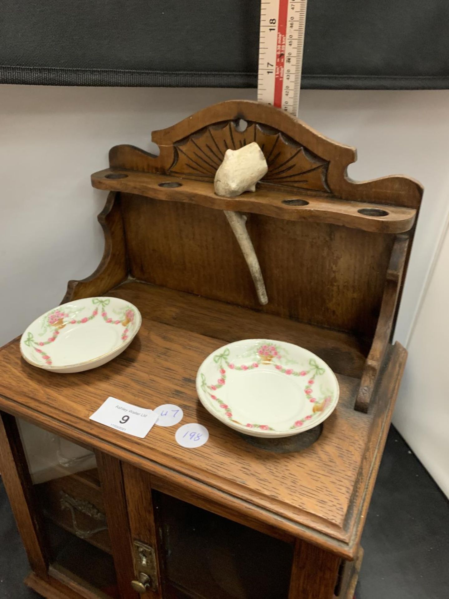 A WOODEN SMOKERS CABINET TO INCLUDE CERAMIC DISHES AND TWO INTERNAL DRAWERS H:40CM - Image 10 of 10