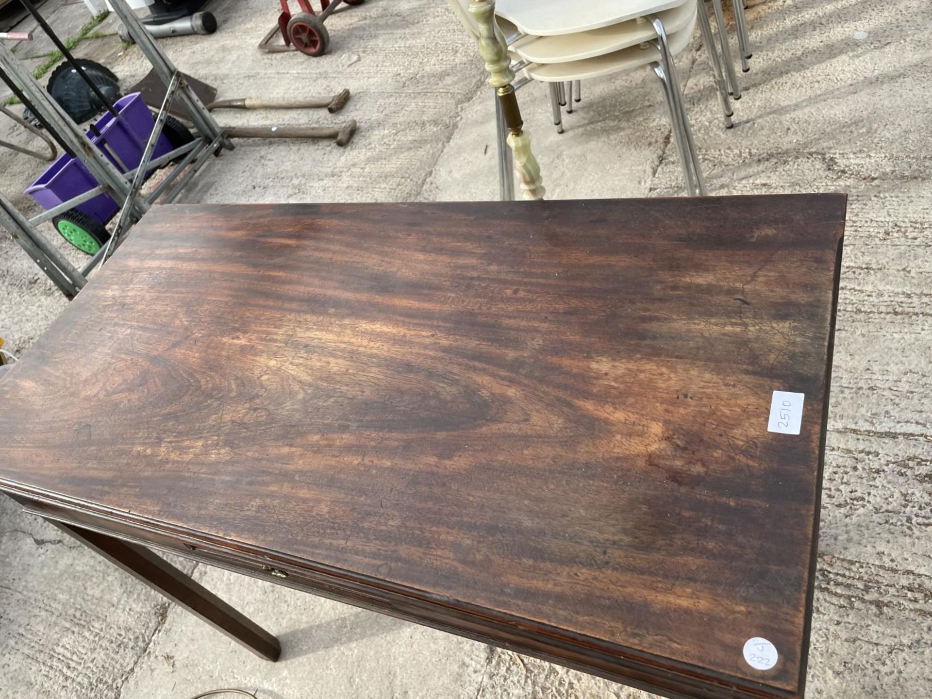 A MAHOGANY SIDE TABLE WITH SINGLE DRAWER - Image 2 of 3