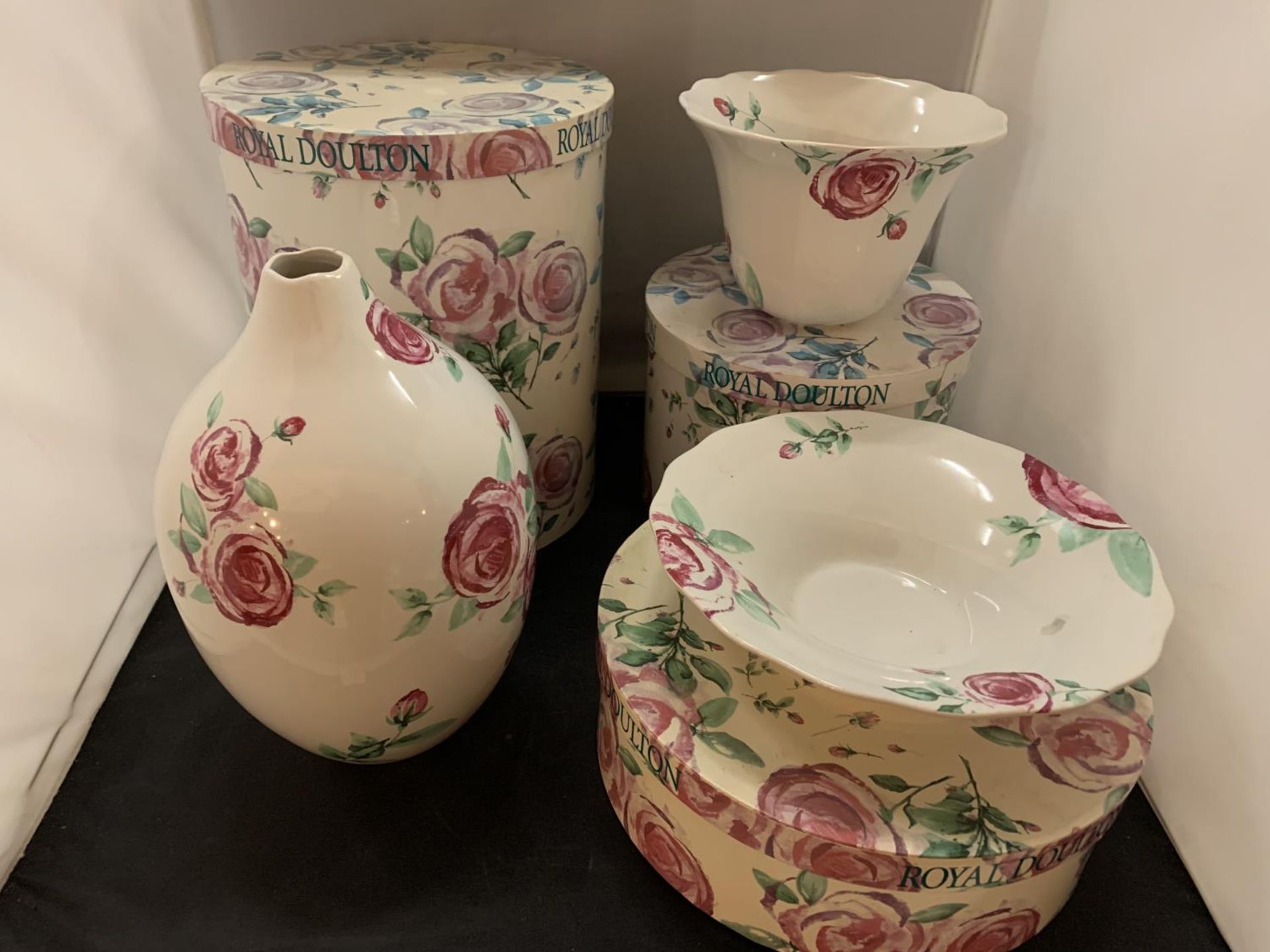 THREE VARIOUS ROYAL DOULTON ROSE CLOUDS ITEMS WITH PRESENTATION BOXES TO INCLUDE A VASE, PLANTER AND - Image 2 of 10
