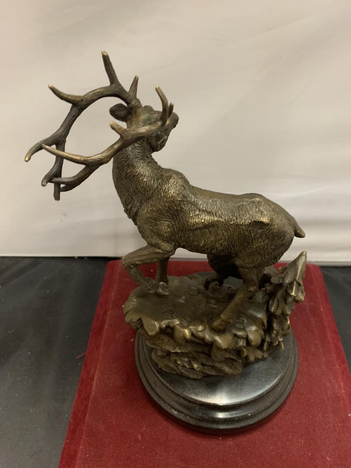 A BRONZE IN THE FORM OF A STAG AND FAWN MOUNTED ON A WOODEN BASE H:APPROXIMATELY 28CM - Image 5 of 8